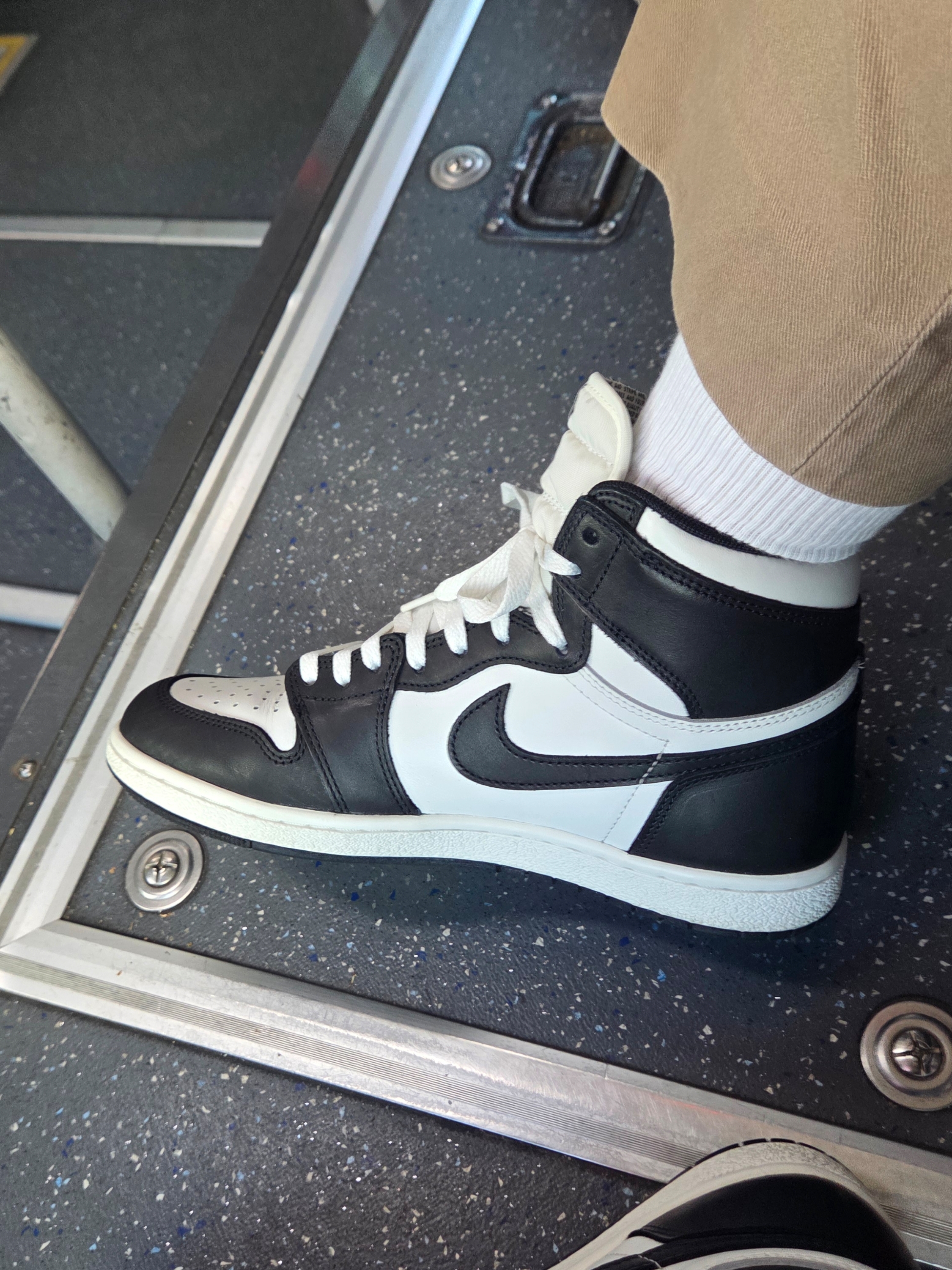 Jordan 1 High 85 Black White 착용 스타일 - 2