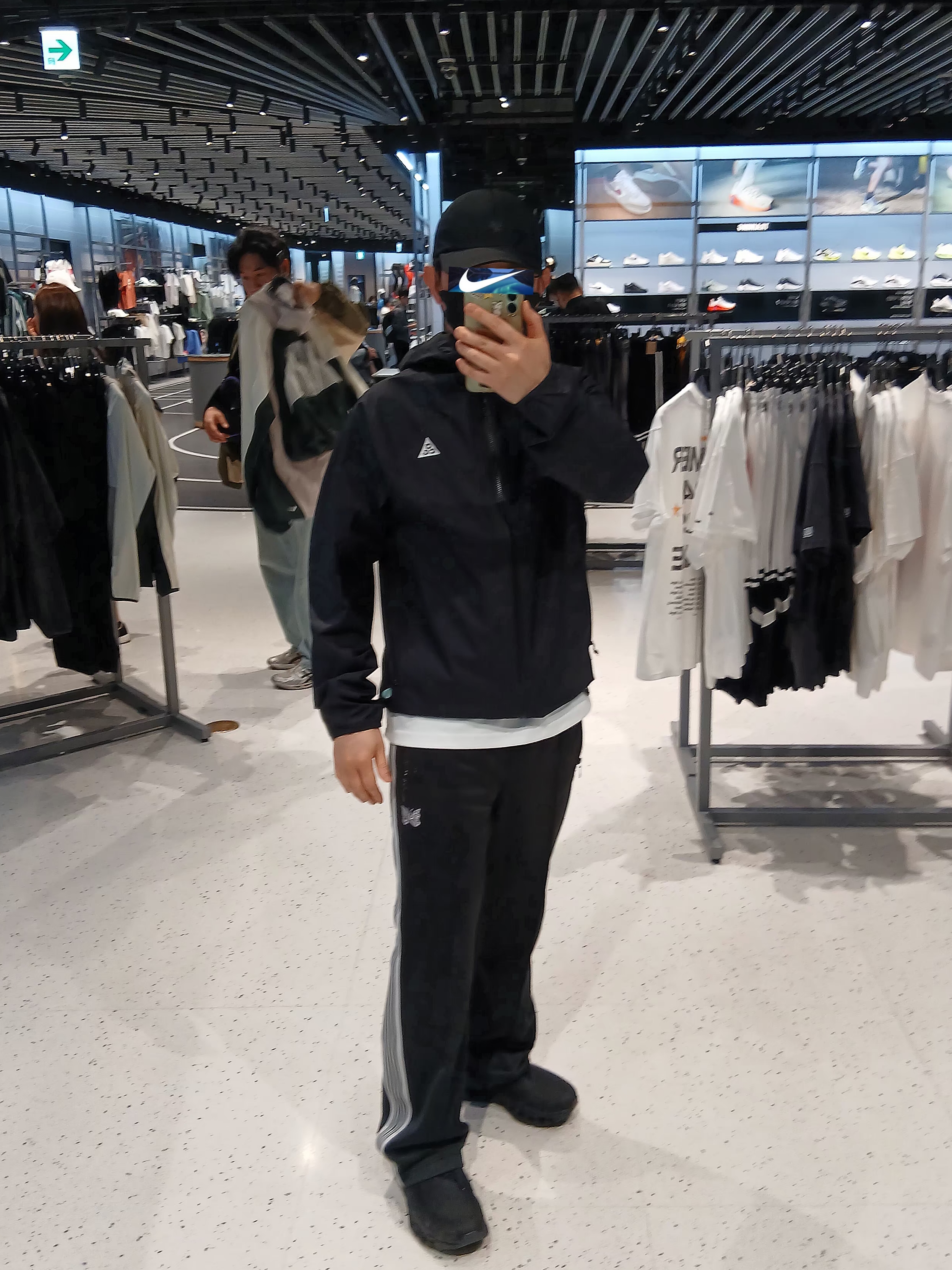 Goldwin Gore-Tex 3L Cap Black, IAB Studio T-Shirt White Gray 착용 스타일 - 1