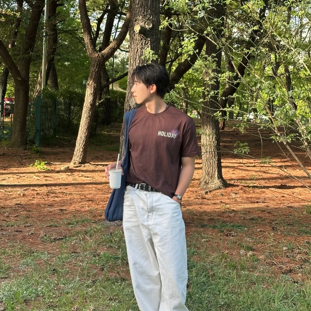 AMOU Holiday Half T-Shirts Brown 착용 스타일 - 2