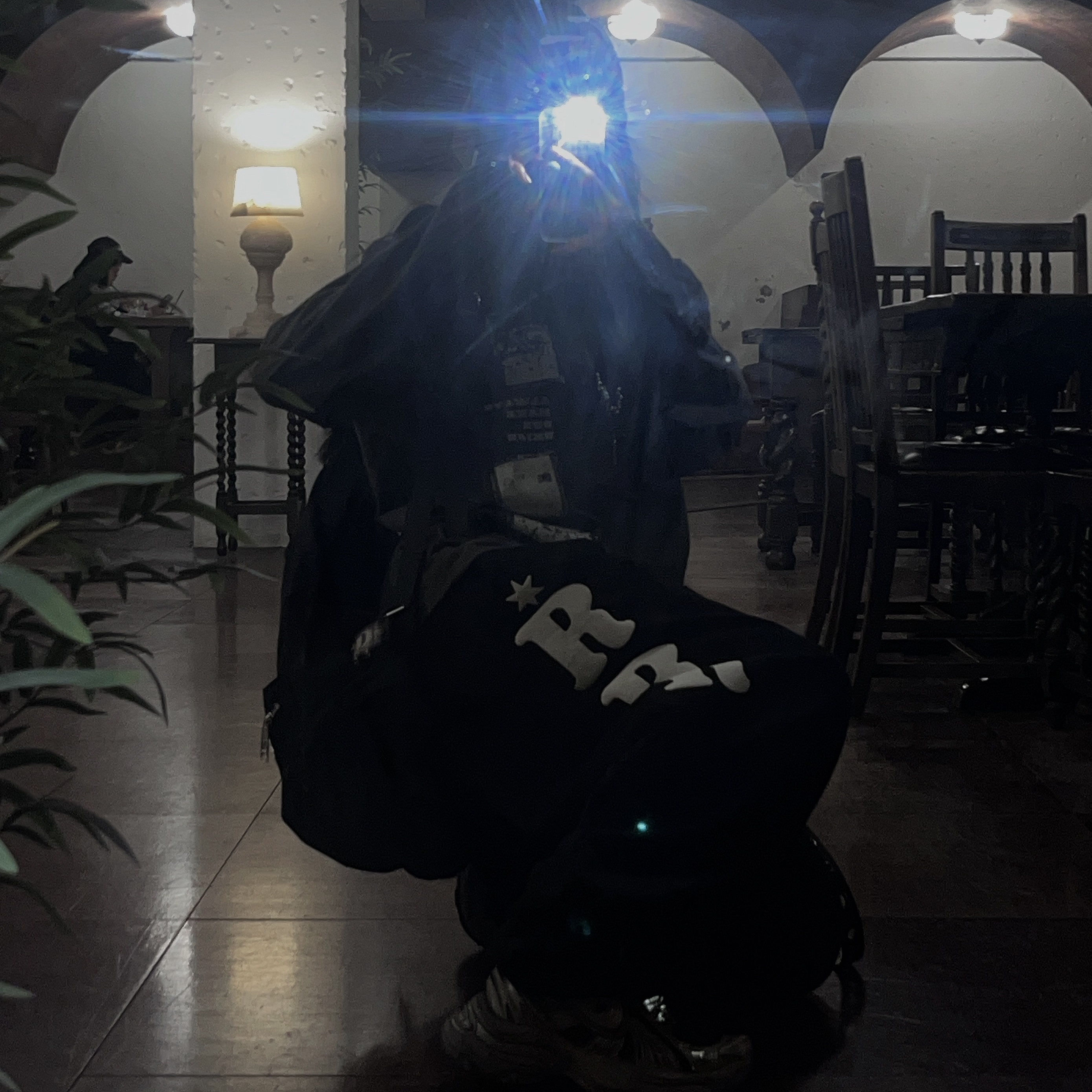 AMOU RRR One Tuck Sweat Pants Black 착용 스타일 - 2