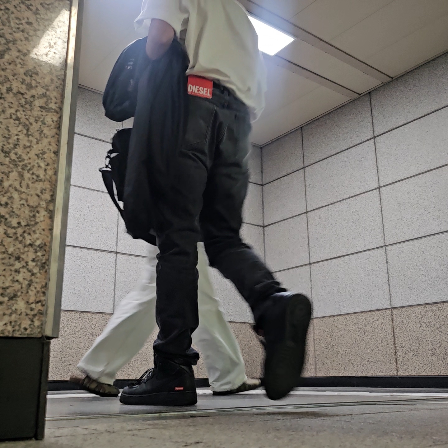 Diesel 2019 D-Strukt Slim Jeans Grey 착용 스타일 - 4