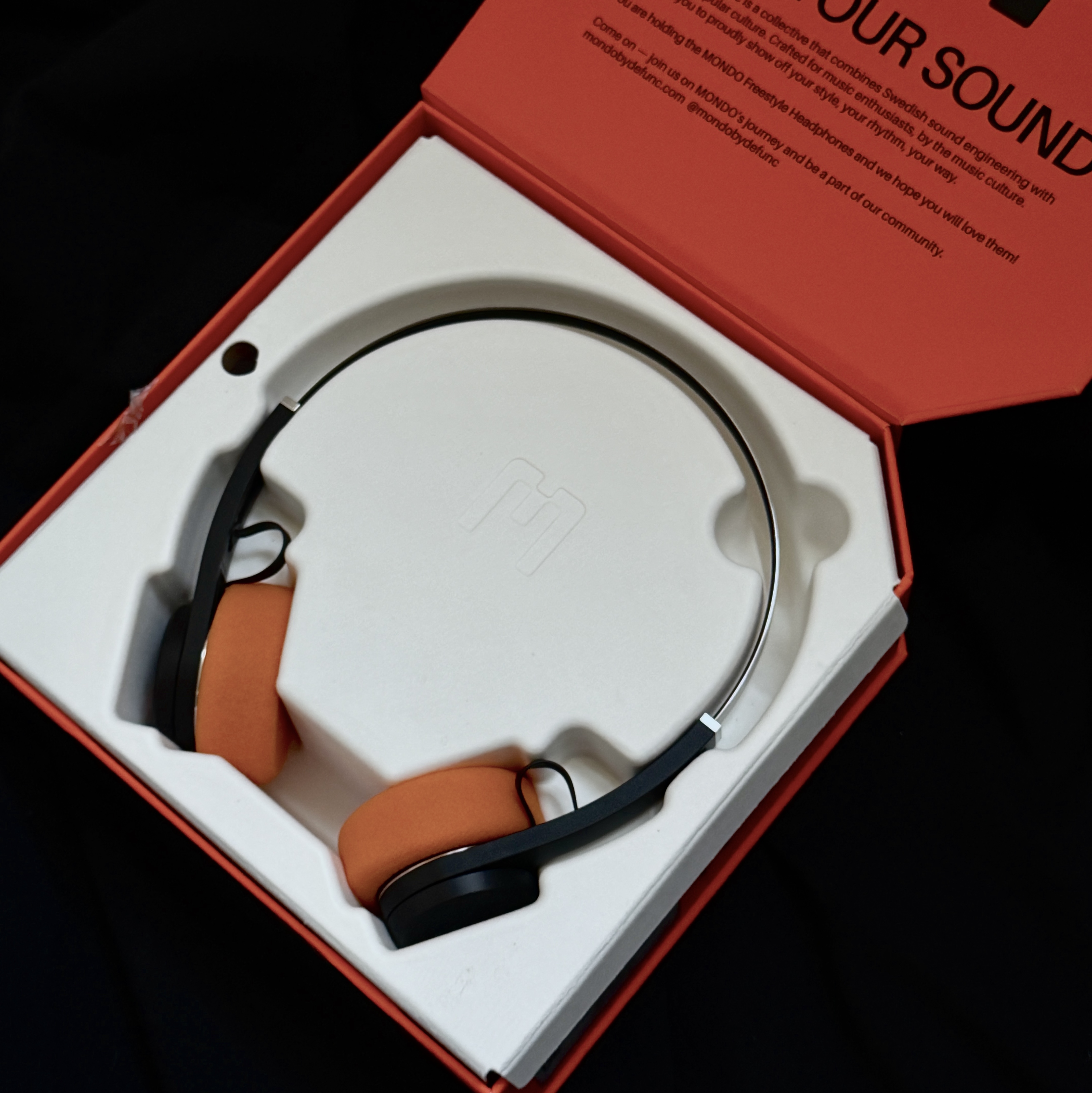 MONDO Freestyle On Ear Headphone Black 착용 스타일