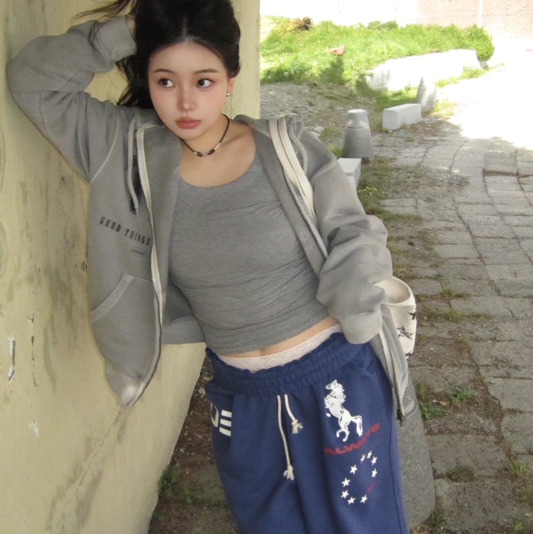 AMOU Horse One Tuck Bermuda Pants Blue, AMOU Dot Star Tote Bag 착용 스타일 - 5