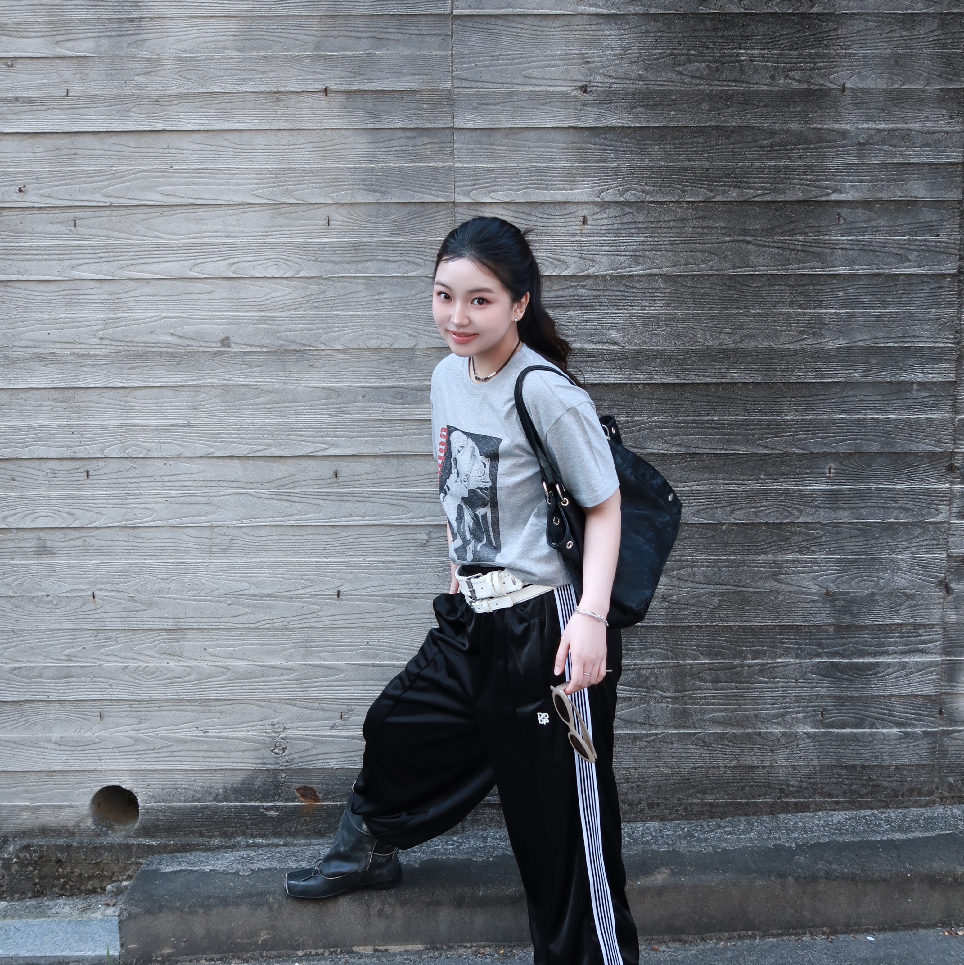 AMOU Trouble Half T-Shirts Gray 착용 스타일 - 2