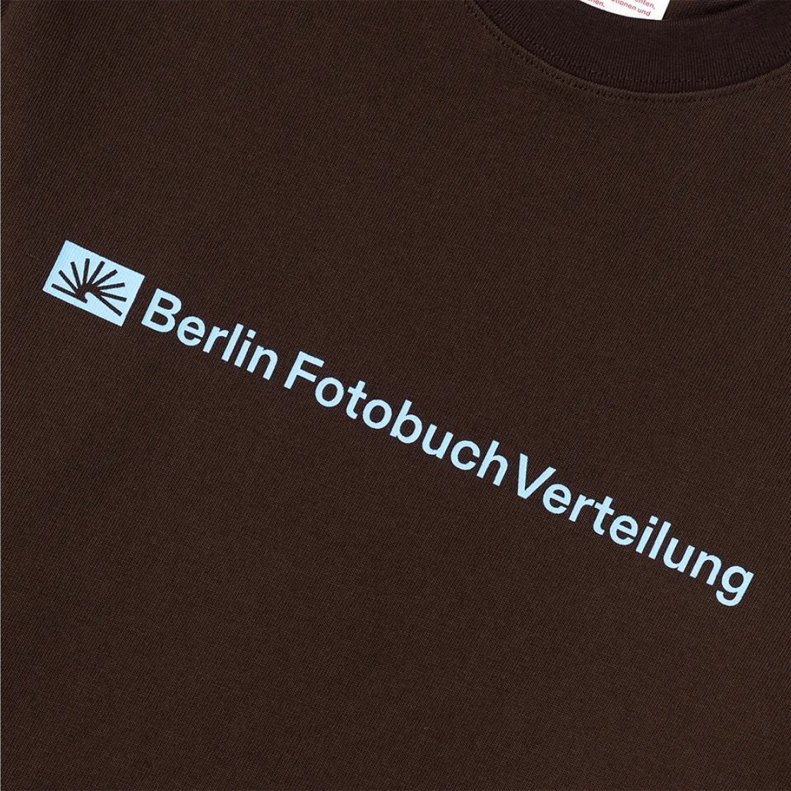 베를린 포토북 디스트리뷰션 002 비에프브이 센터 로고 티 브라운(Berlin Photobook Distribution 002 BFV Center Logo Tee Brown) - 3