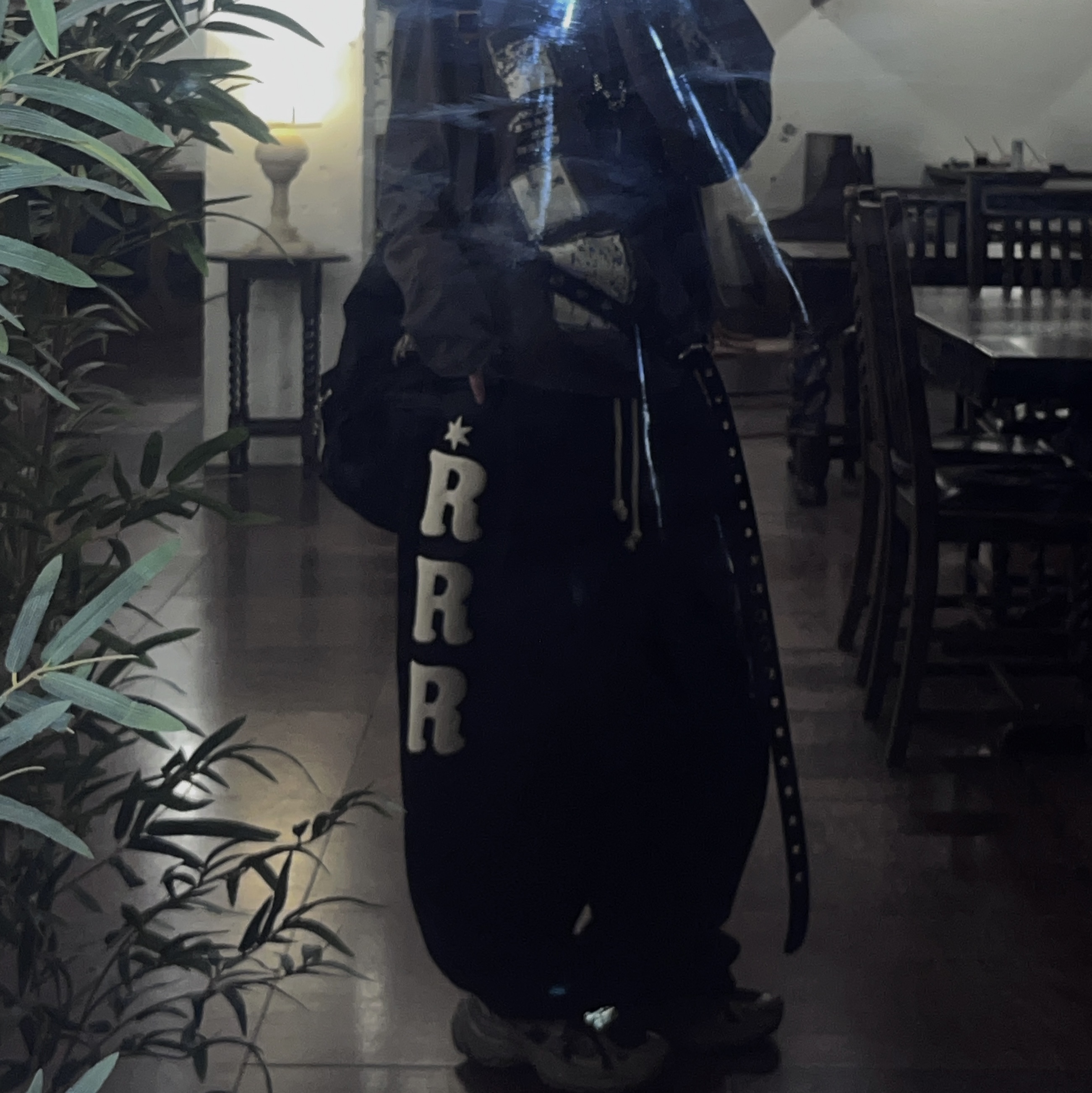 AMOU RRR One Tuck Sweat Pants Black 착용 스타일 - 3