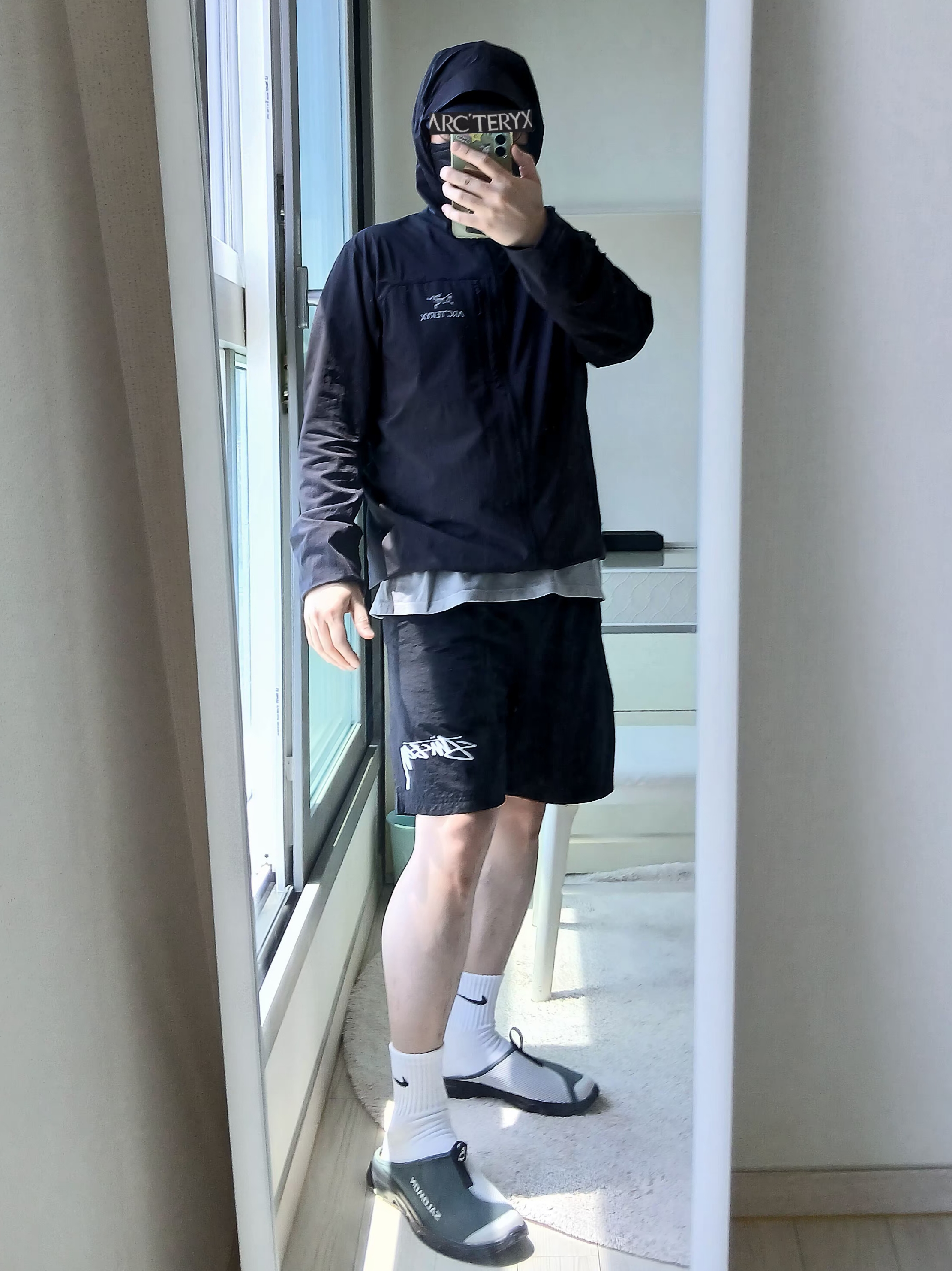 Arc'teryx Squamish Hoody Black, Nike x Stussy Shorts Black (FJ9167-010) 착용 스타일 - 1