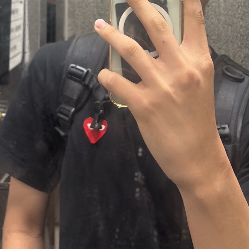 Play Comme des Garcons Red Heart T-Shirt Black 착용 스타일