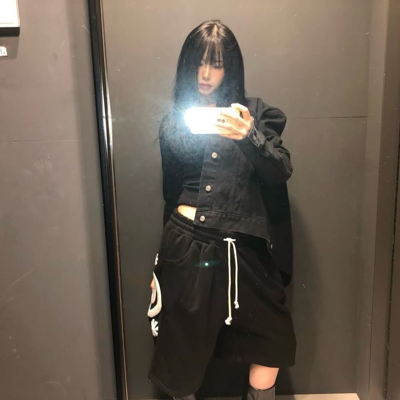 AMOU Molly One Tuck Bermuda Pants Black 착용 스타일 - 1