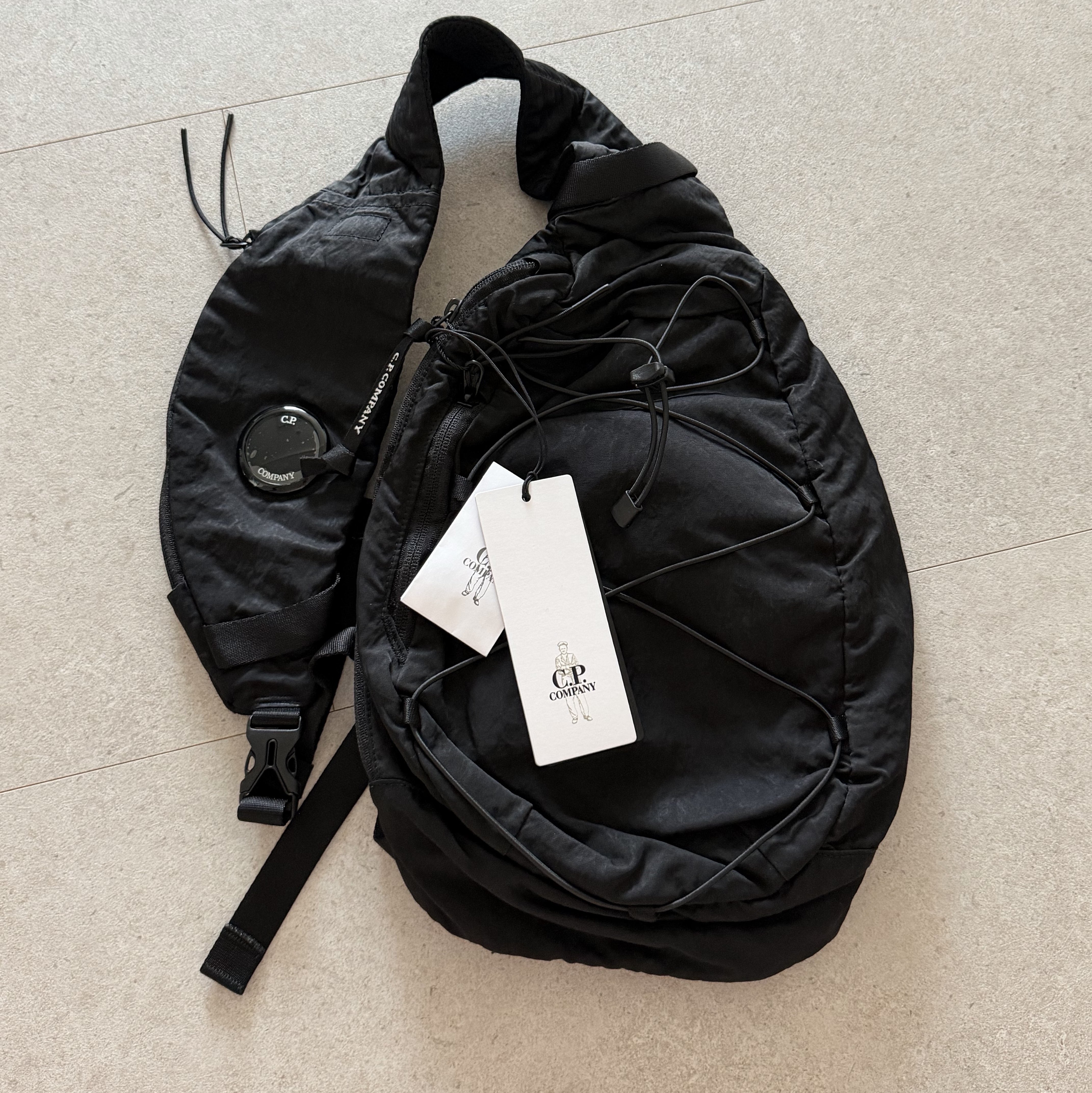 C.P. Company Nylon B Lens Cross Bag Black 착용 스타일