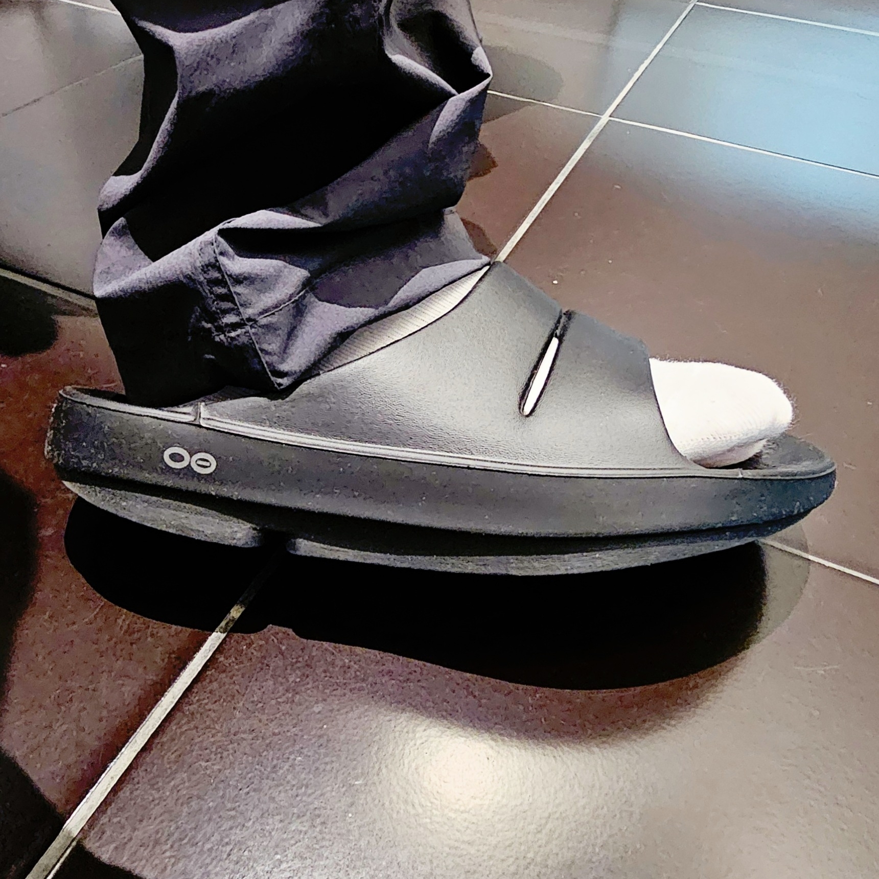 Oofos Ooahh Slide Black 착용 스타일 - 1