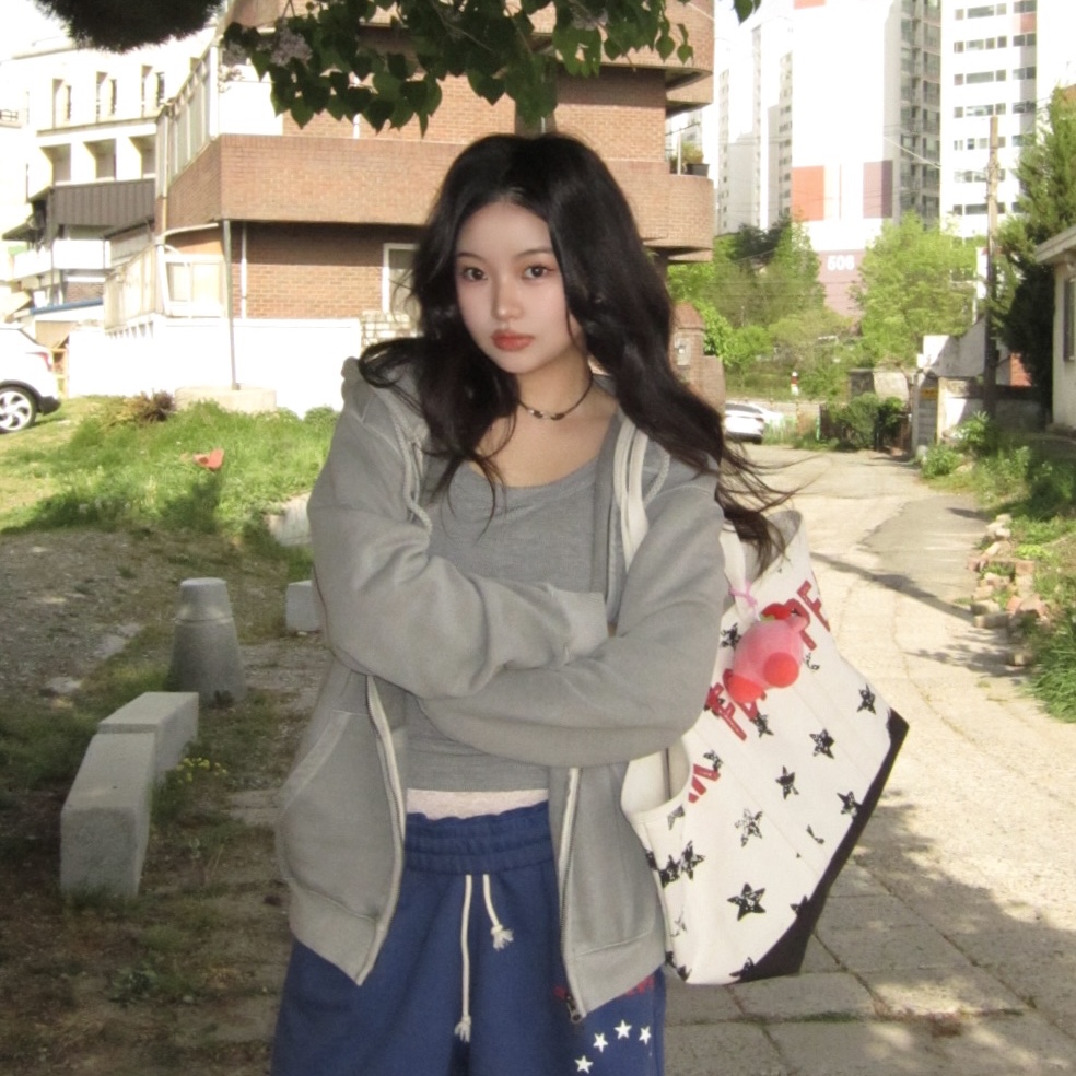 AMOU Horse One Tuck Bermuda Pants Blue, AMOU Dot Star Tote Bag 착용 스타일 - 7