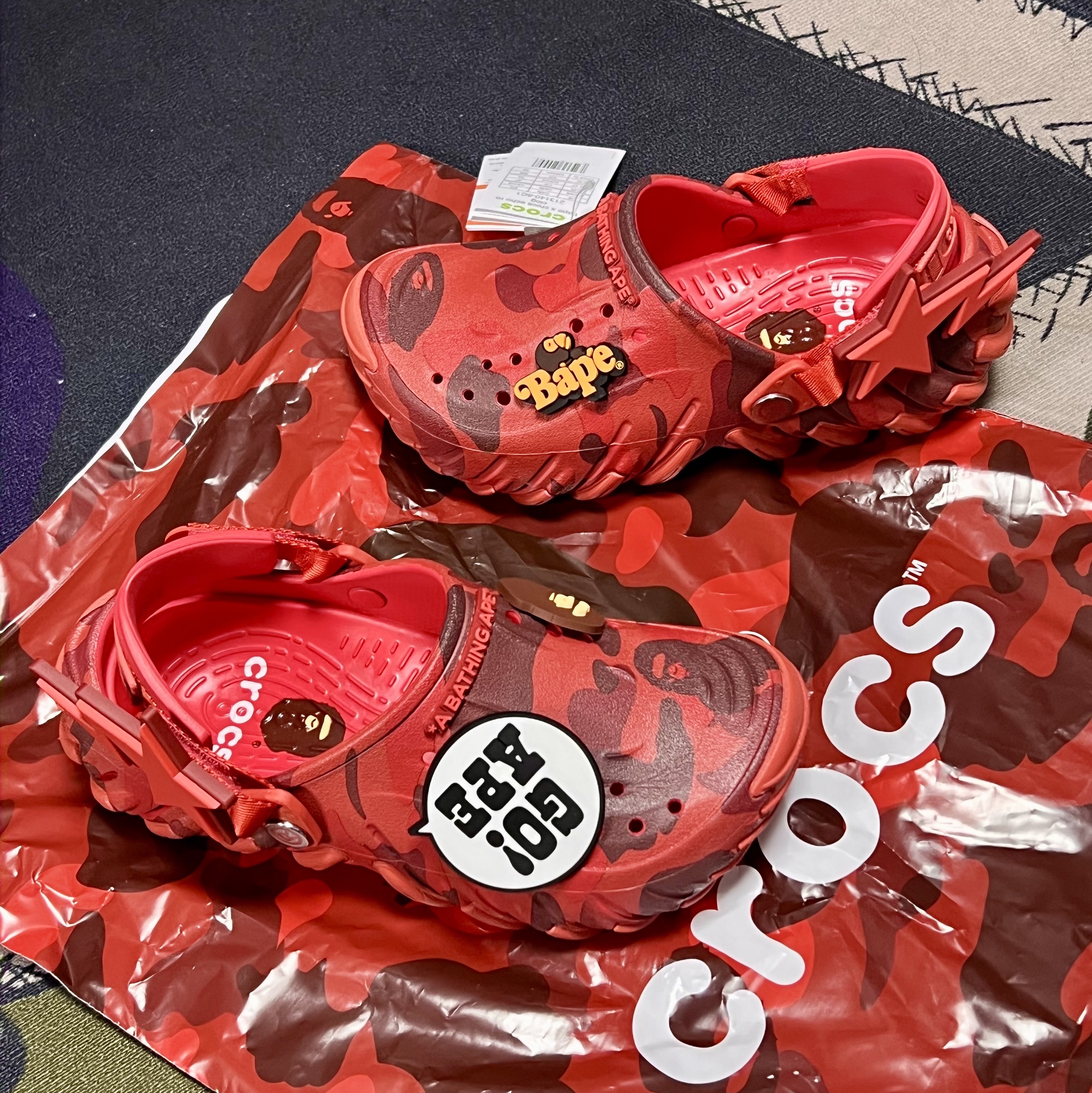 Crocs x BAPE Echo RO Clog Red 착용 스타일