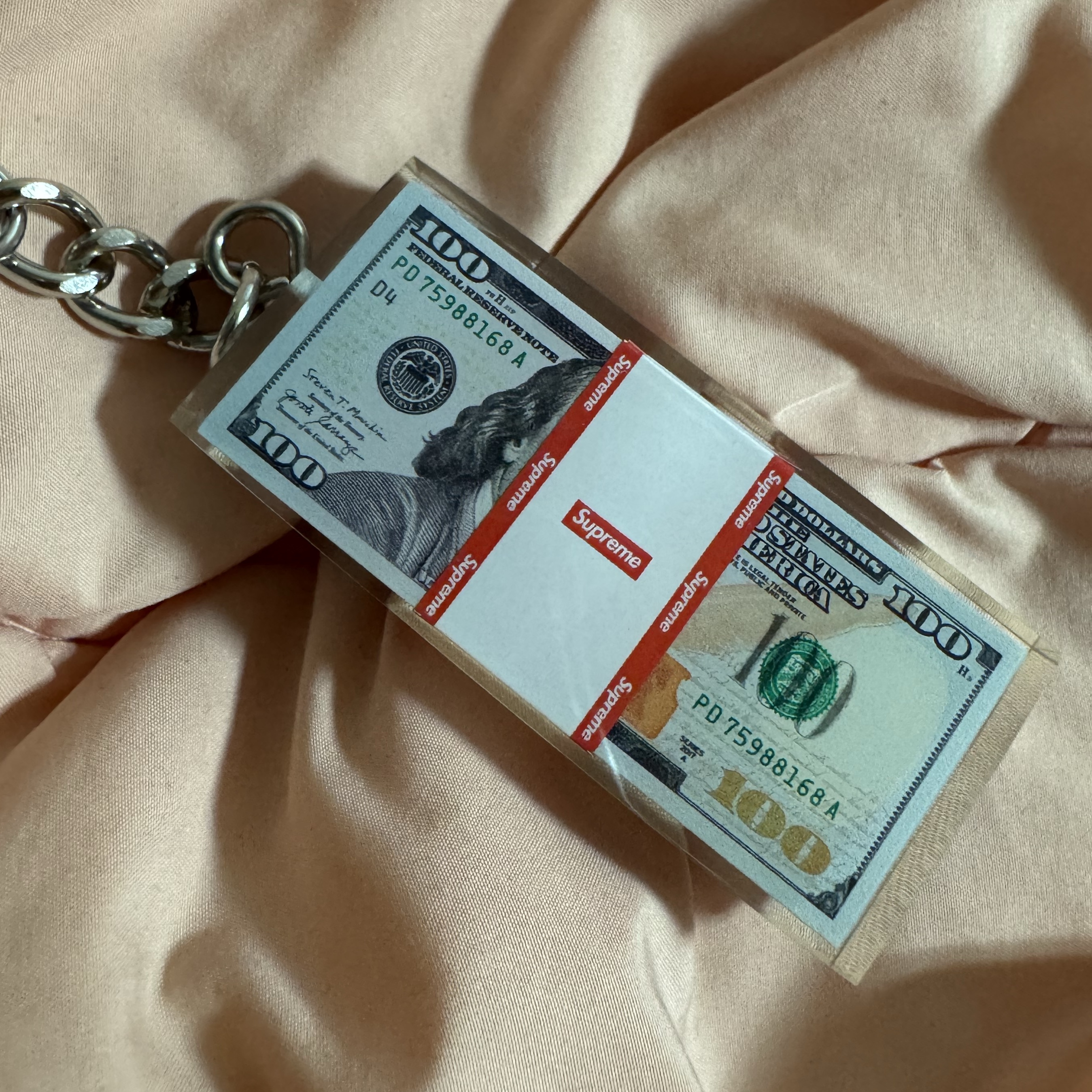 Supreme Cash Paperweight Keychain Multicolor - 24FW 착용 스타일