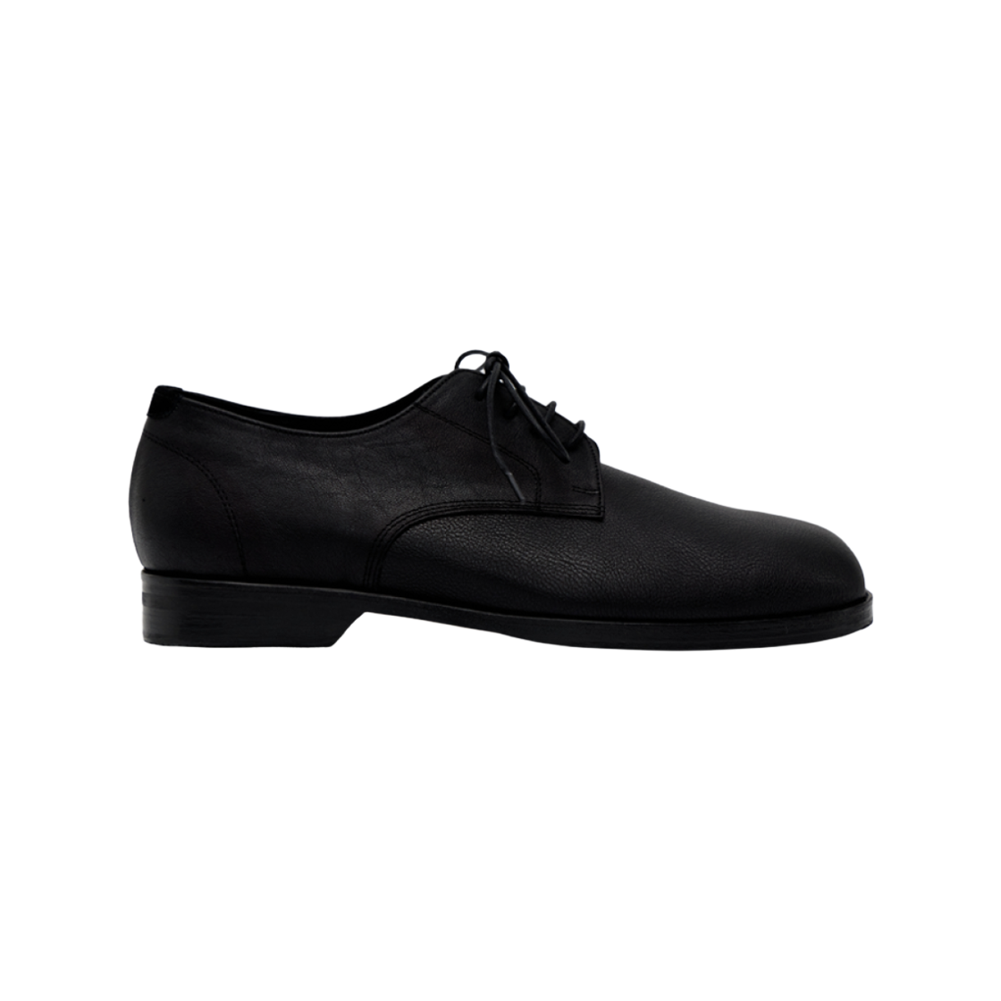 [프리오더] 폴리테루 그레인 토 더비 슈즈 블랙([프리오더] Polyteru Grain Toe Derby Shoes Black)
