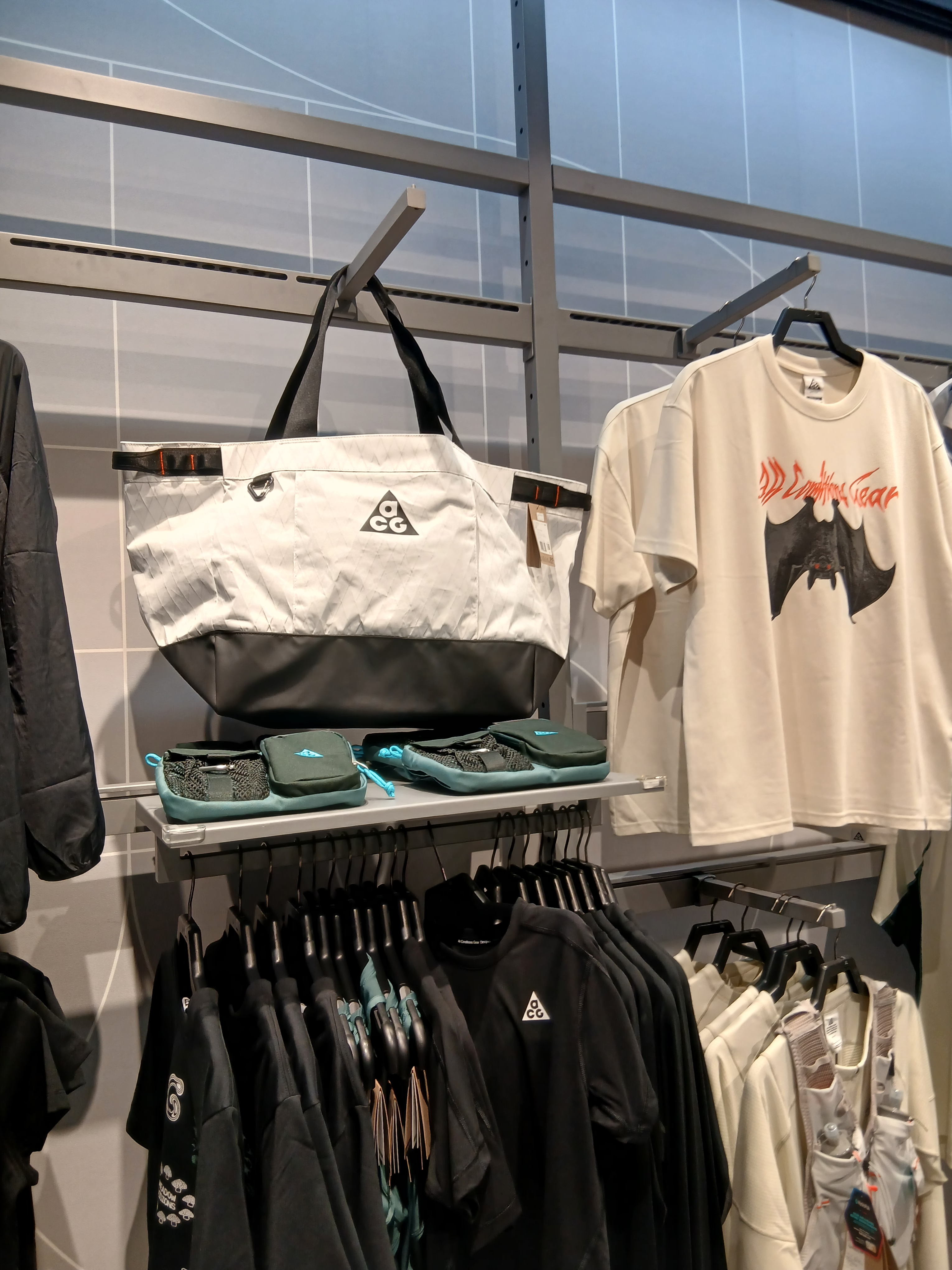 Goldwin Gore-Tex 3L Cap Black, IAB Studio T-Shirt White Gray 착용 스타일 - 7