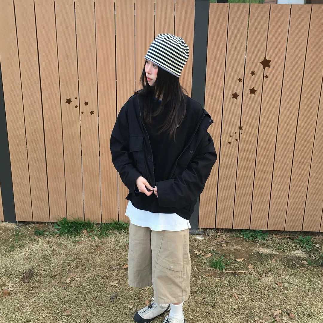 AMOU Reversible Stripe Beanie Gray 착용 스타일 - 4