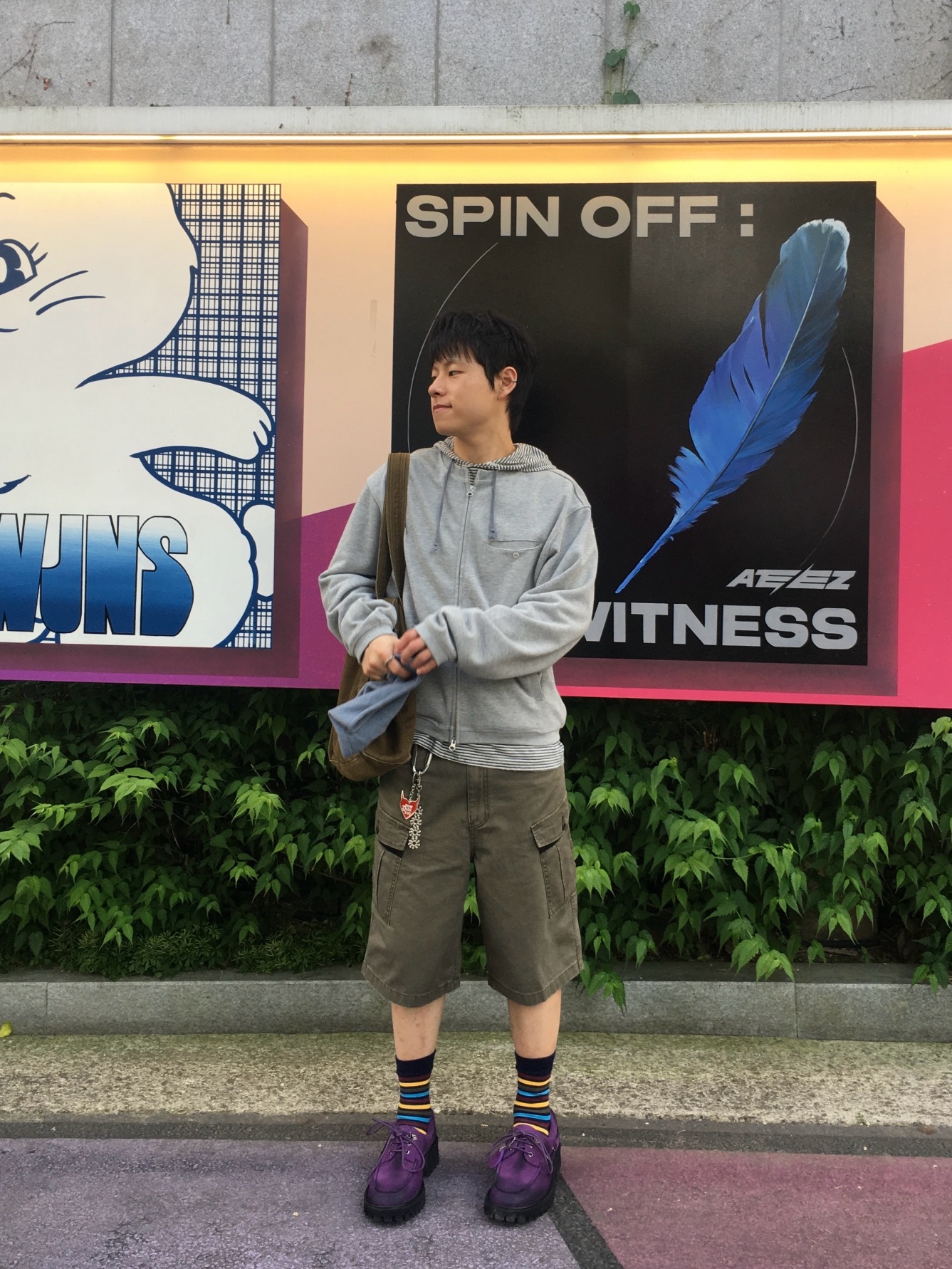 CHOWOO Monkey Pockets Cargo Shorts Washed Khaki 착용 스타일 - 1
