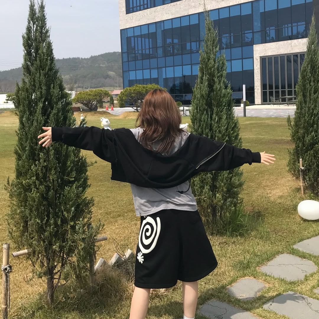 AMOU Molly One Tuck Bermuda Pants Black 착용 스타일 - 1