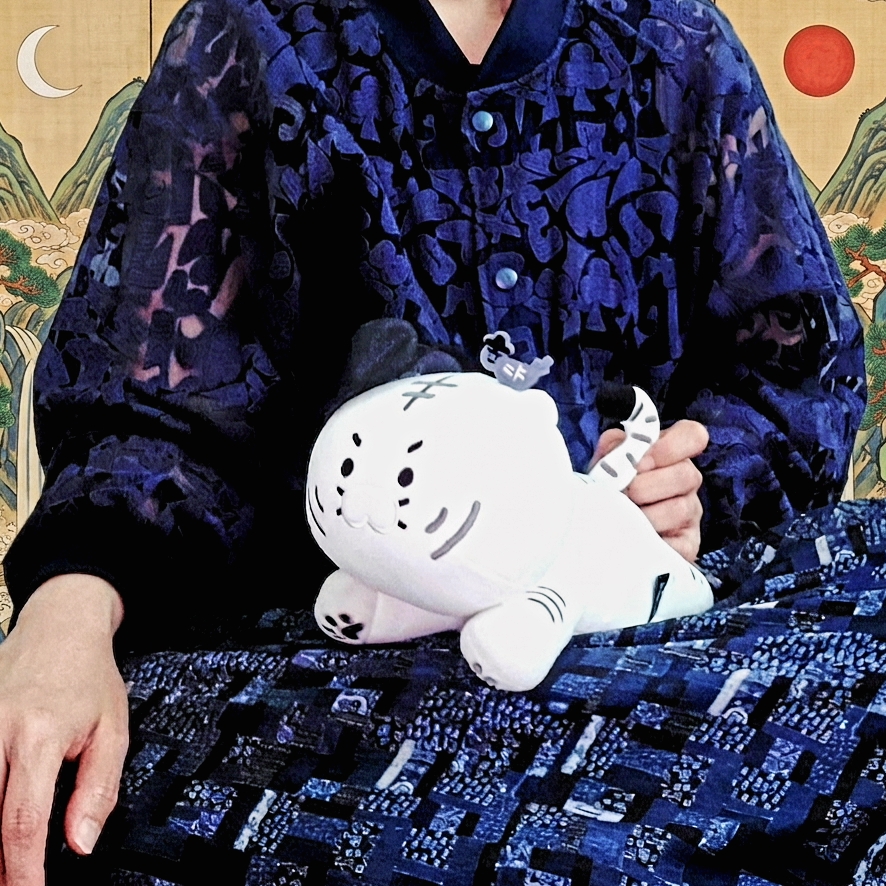 Muds x Kakao Friends Chunshik Tiger & Magpie Mini Pillow 착용 스타일
