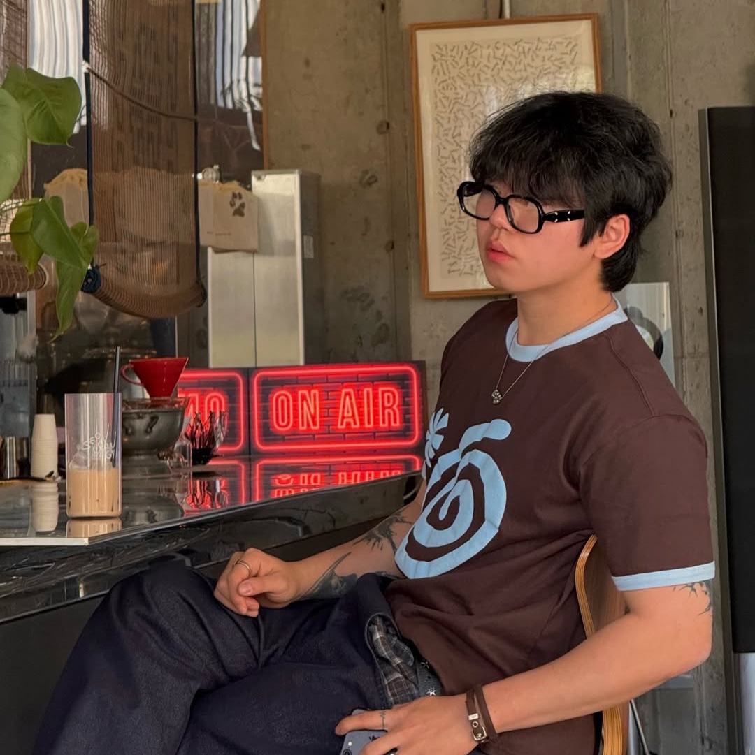 AMOU Molly Ringer T-Shirts Brown 착용 스타일 - 3