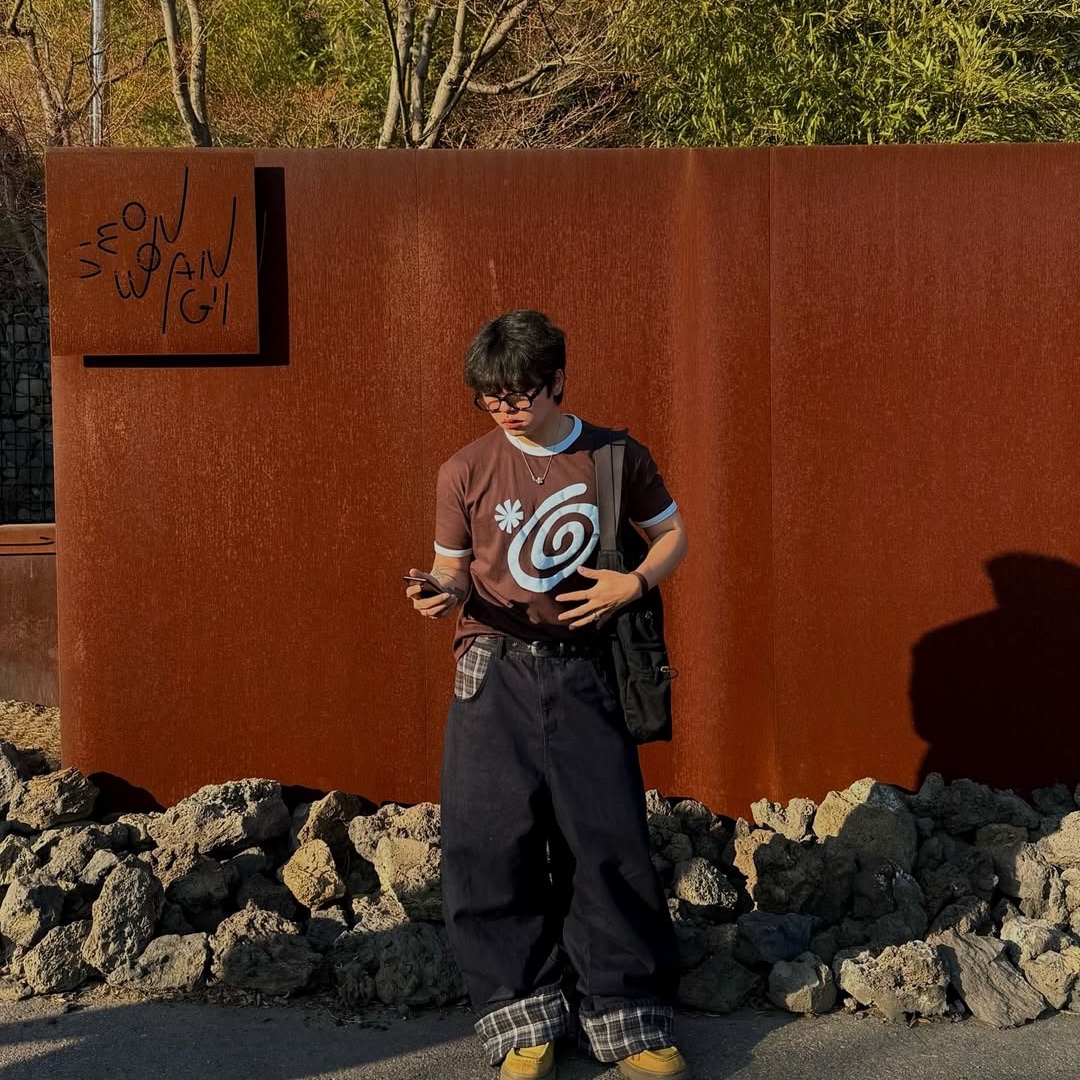 AMOU Molly Ringer T-Shirts Brown 착용 스타일 - 7