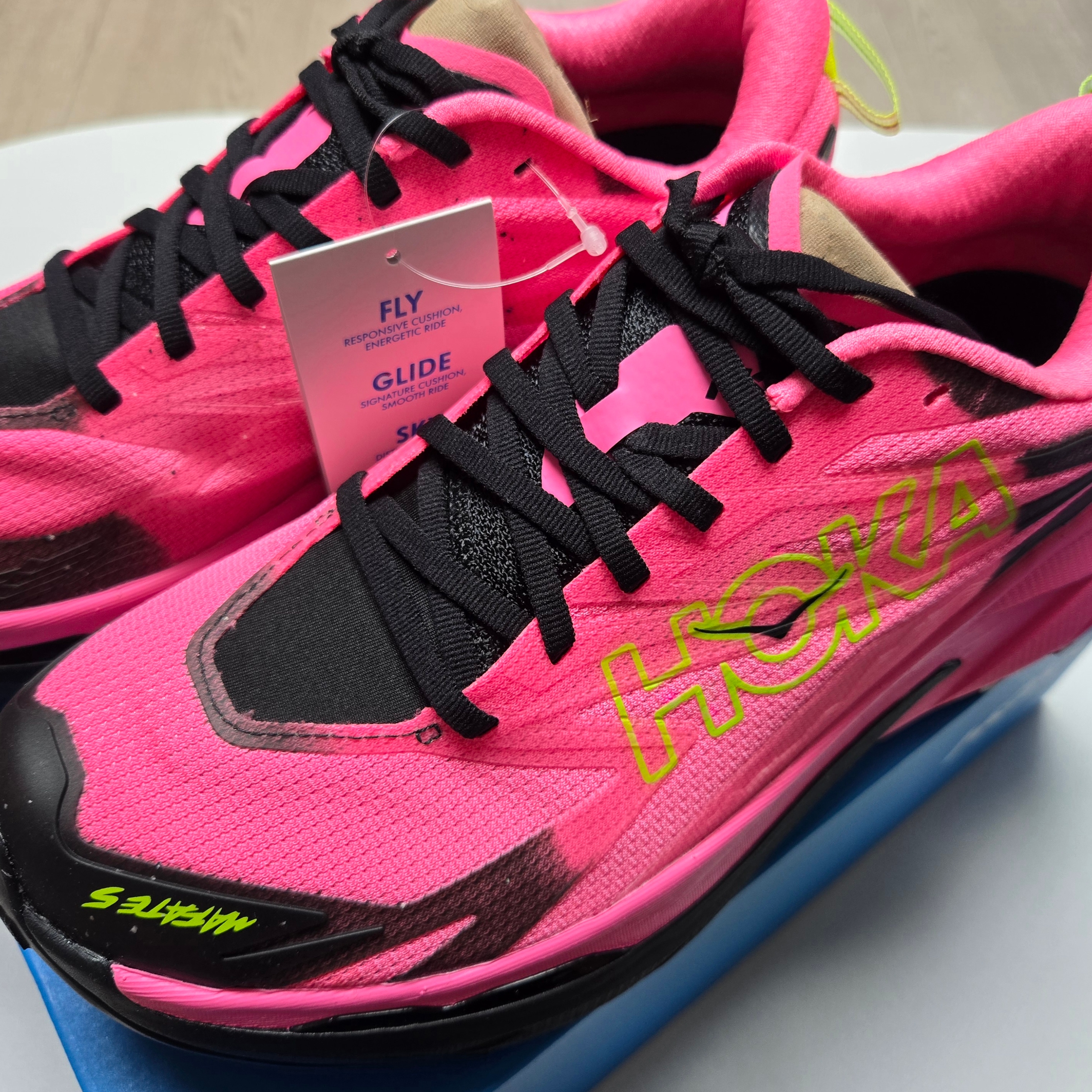 Hoka Mafate 5 Neon Rose Black 착용 스타일