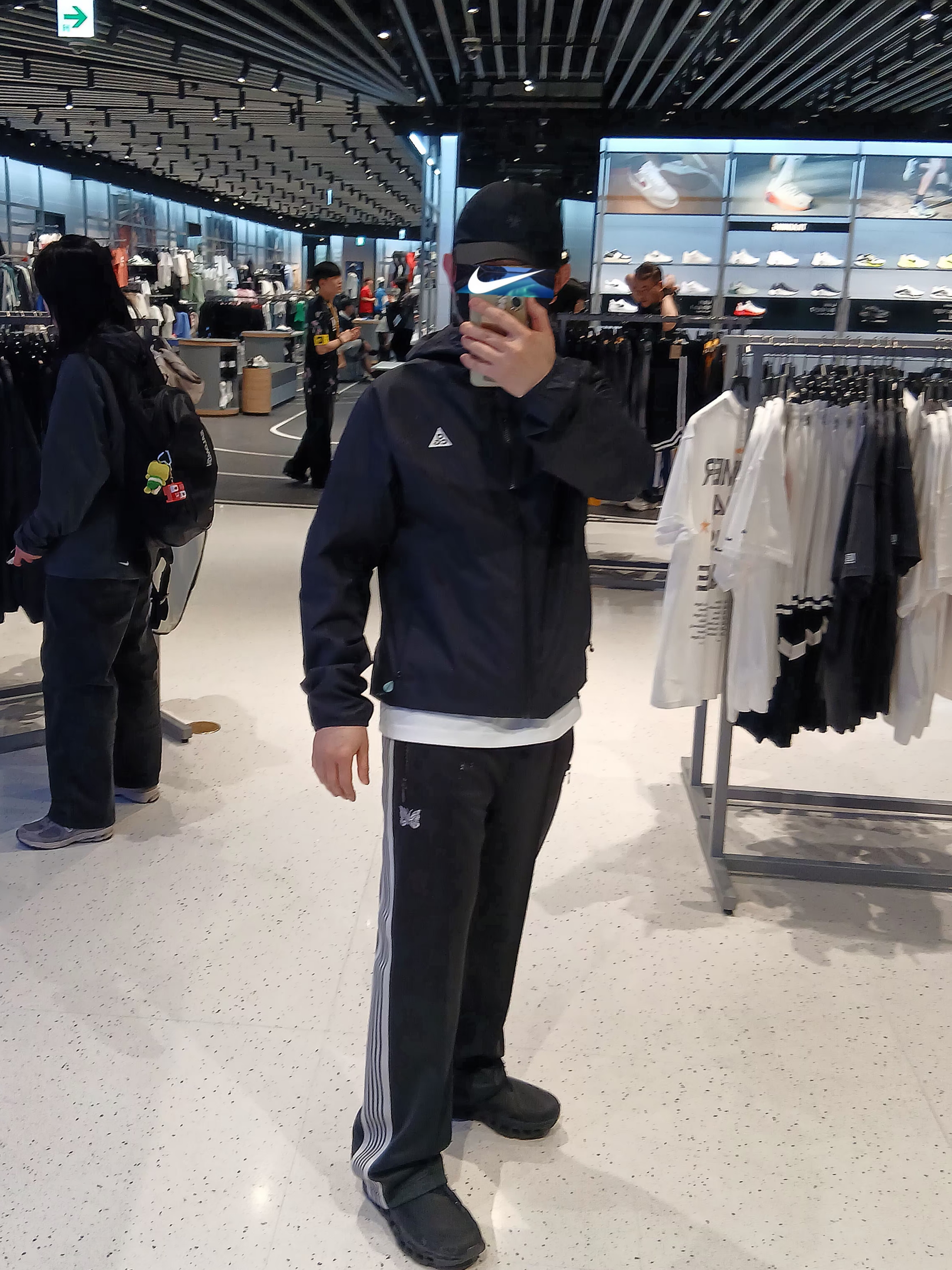 Goldwin Gore-Tex 3L Cap Black, IAB Studio T-Shirt White Gray 착용 스타일 - 3