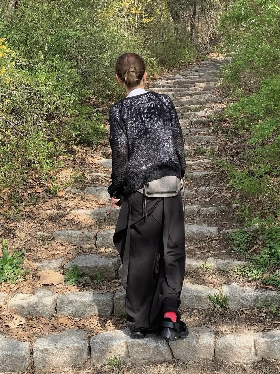 Stussy x Gang Starr Take It Personal T-Shirt White, Roa Hiking Sandal Black 착용 스타일 - 1
