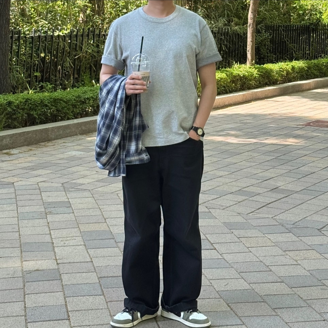 Uniqlo x JW Anderson Bi-Color T-Shirt Grey 착용 스타일