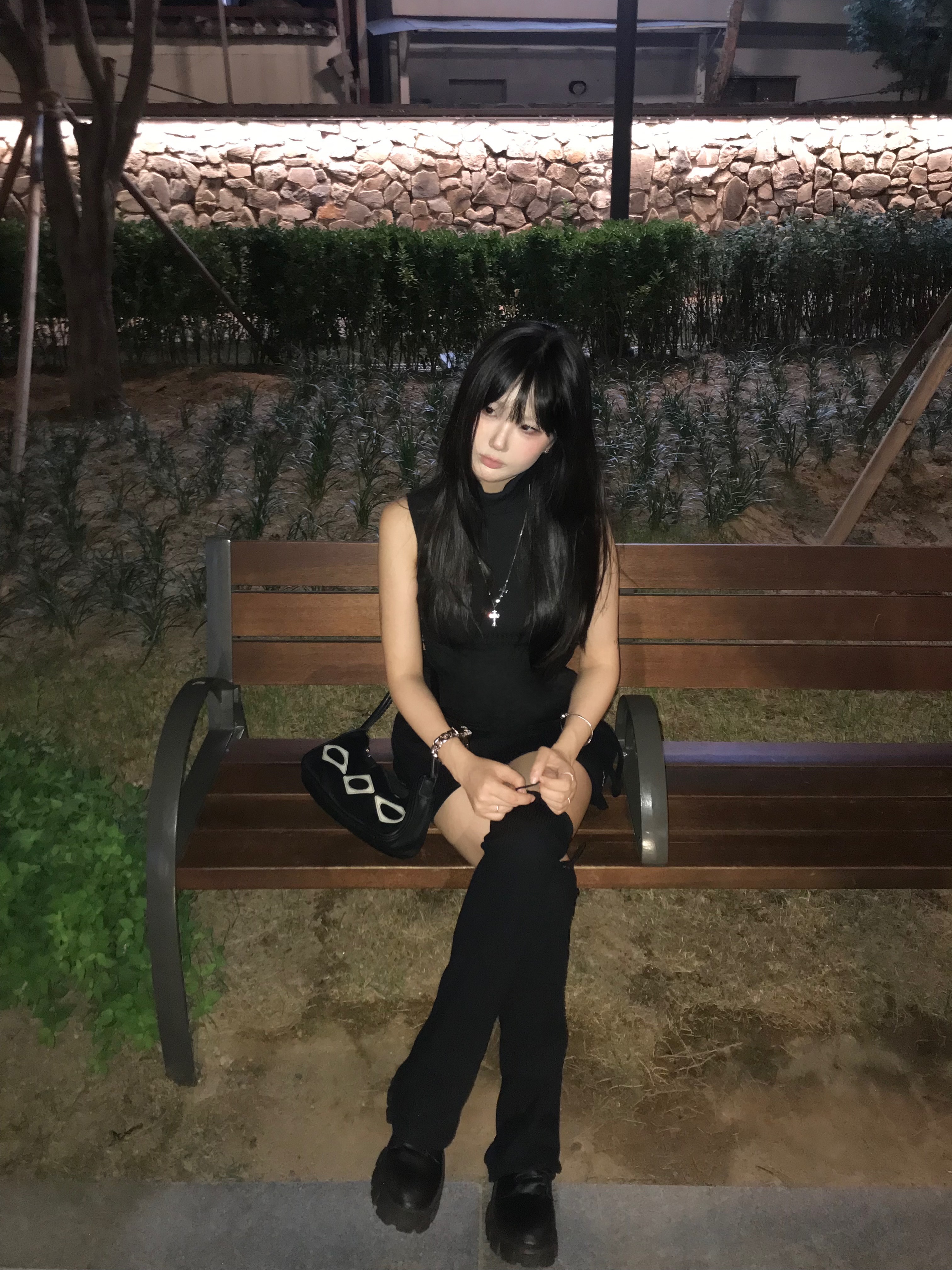 Mischief Rhombus Leather Shoulder Bag Black, (W) Jichoi Waffle Strap Skirt Dove 착용 스타일