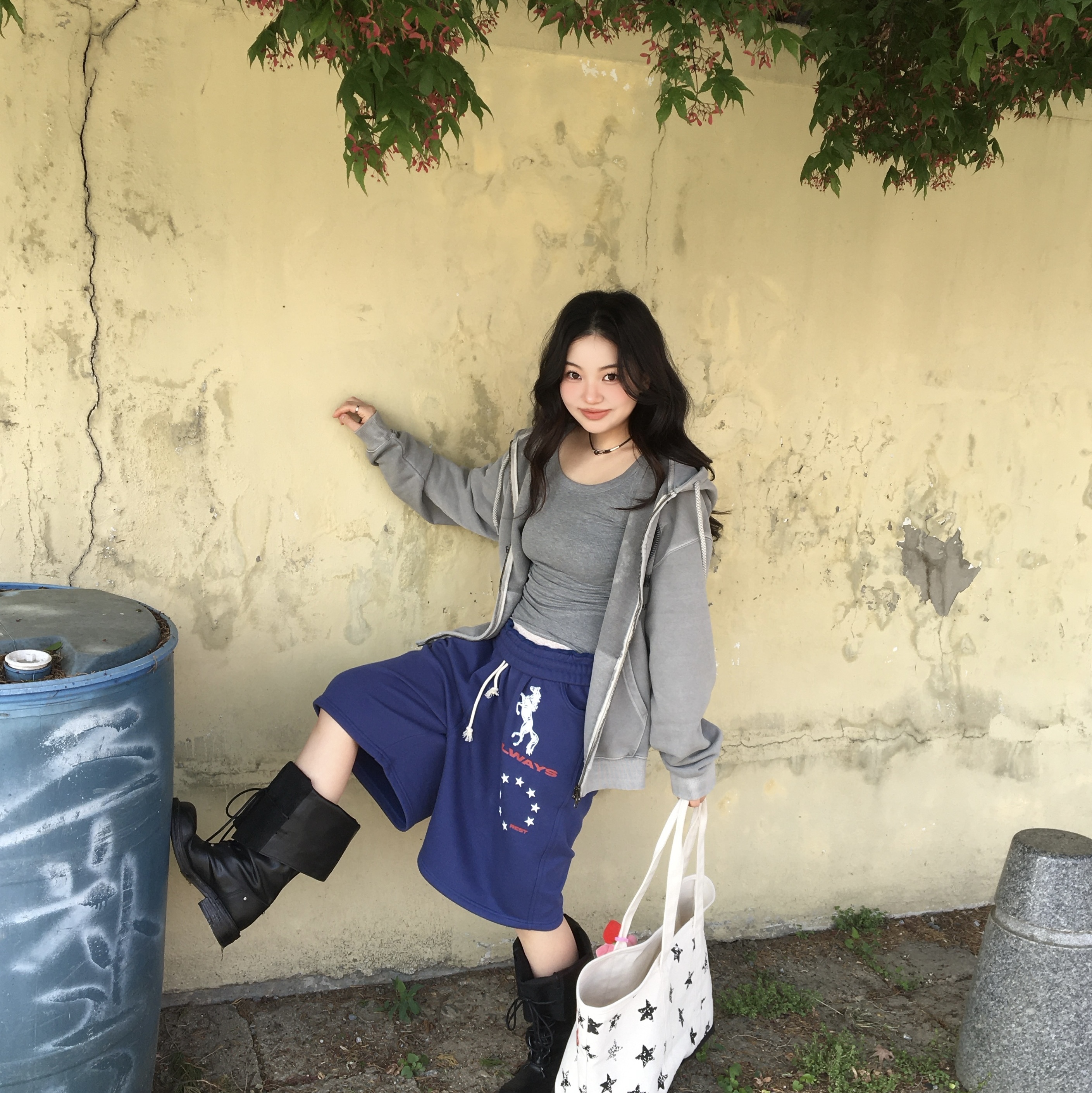 AMOU Horse One Tuck Bermuda Pants Blue, AMOU Dot Star Tote Bag 착용 스타일 - 2