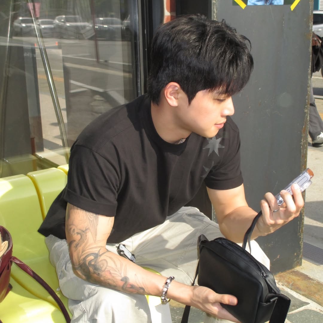AMOU Motion Half T-Shirts Black 착용 스타일 - 3