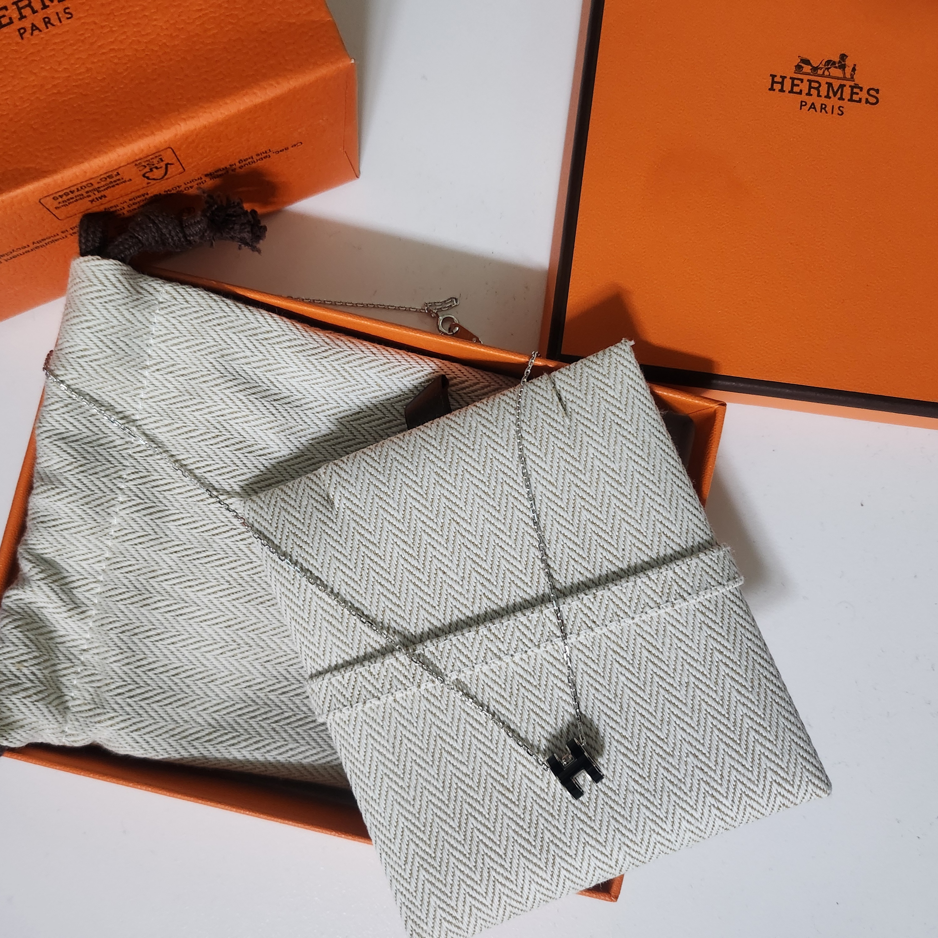 (W) Hermes Small Chaine D'Ancre Enchainee Ring Sterling Silver, (W) Hermes Mini Pop H Pendant Palladium & Noir 착용 스타일 - 3