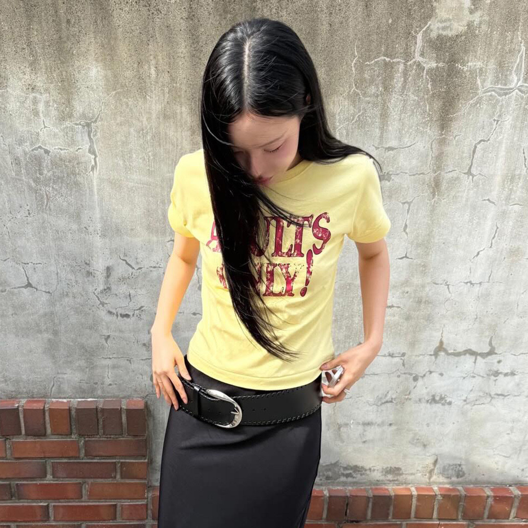 Thevinylhouse Adults Only Tee Yellow 착용 스타일