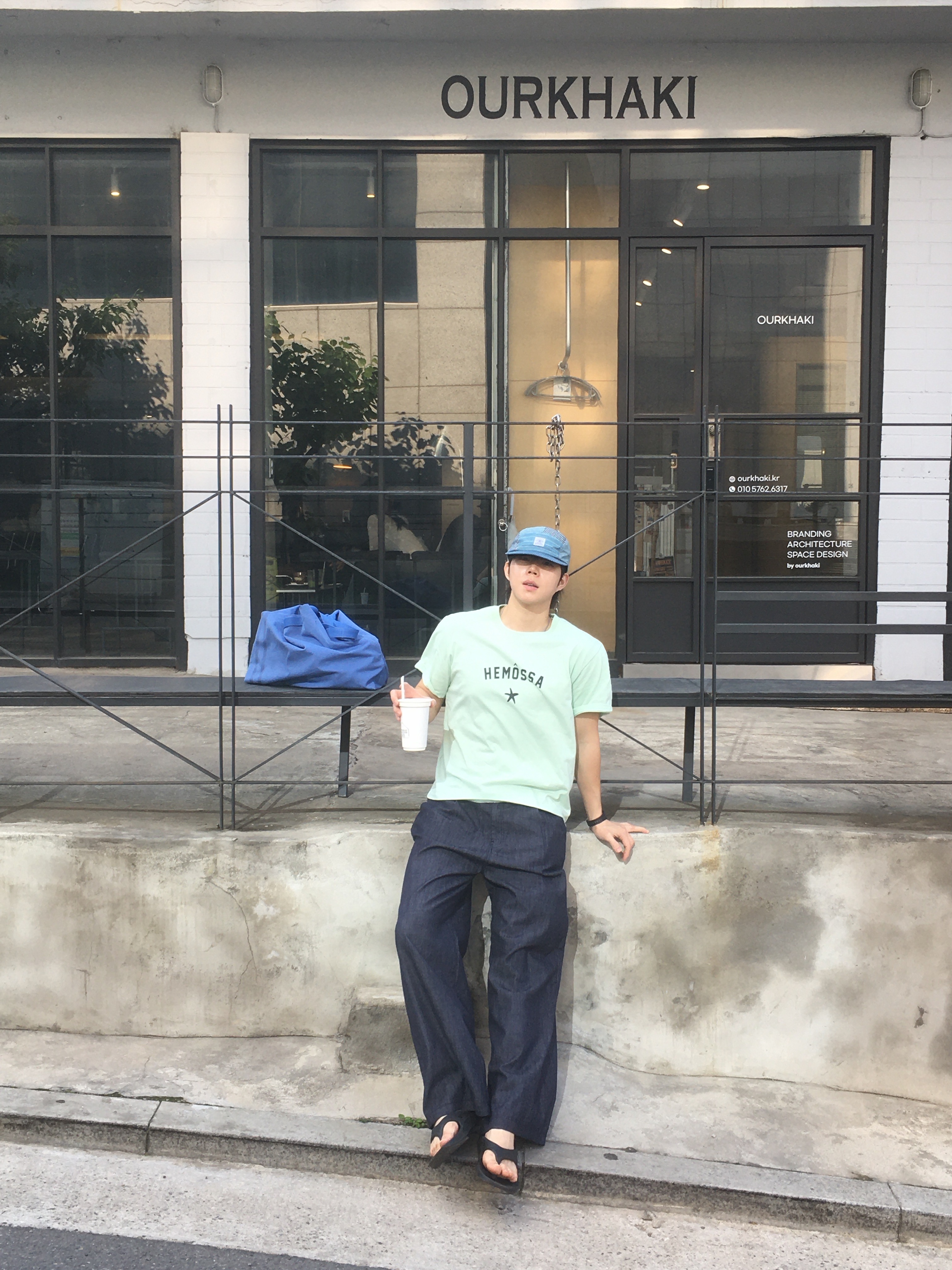 Oofos OOriginal Black, Millo Archive French Dyeing Tote Bag Pastel Blue 착용 스타일 - 3
