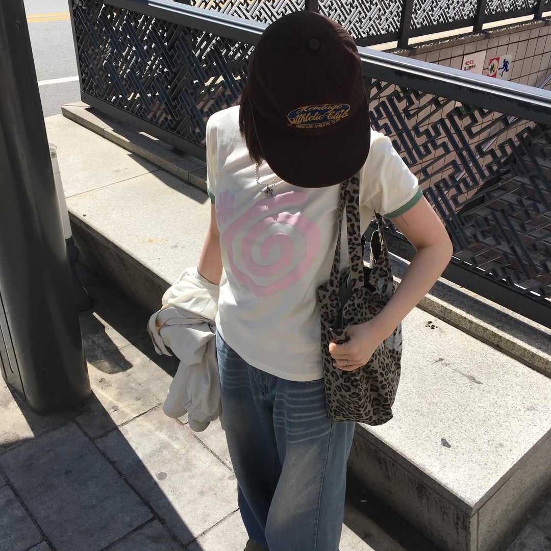 AMOU Molly Ringer T-Shirts Ivory 착용 스타일 - 2