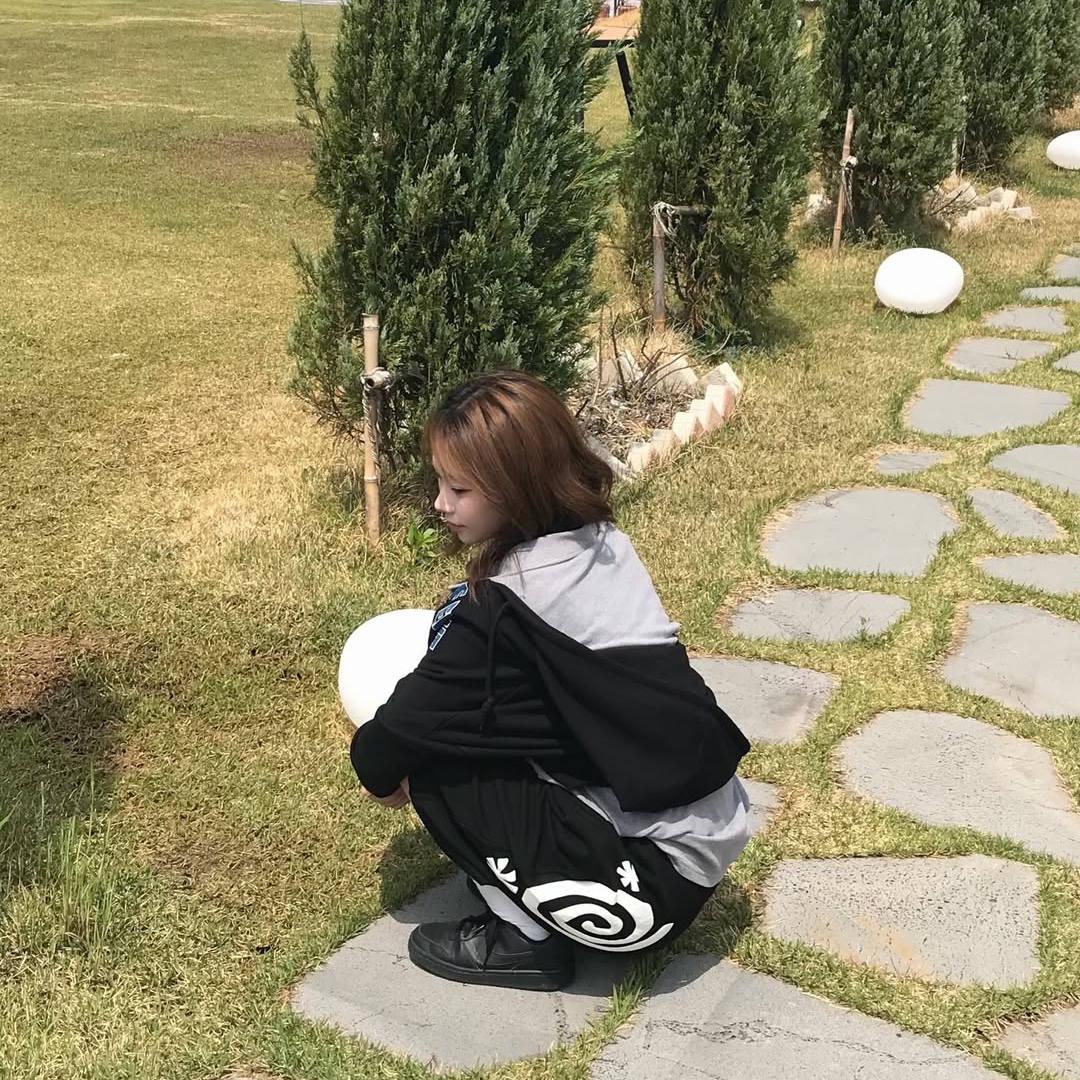 AMOU Molly One Tuck Bermuda Pants Black 착용 스타일 - 3