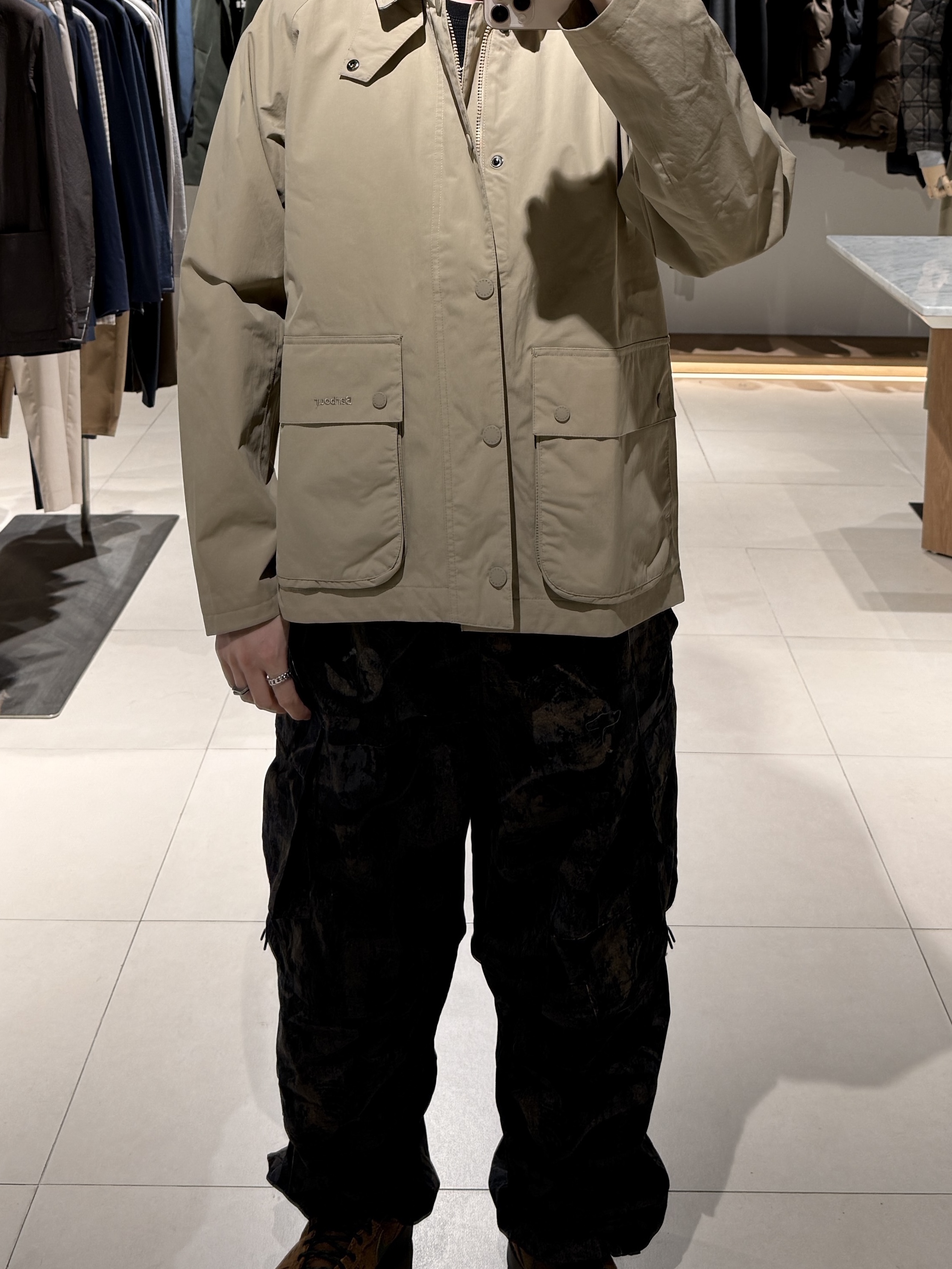 Barbour Transport Lightweight Showerproof Jacket Mist 착용 스타일