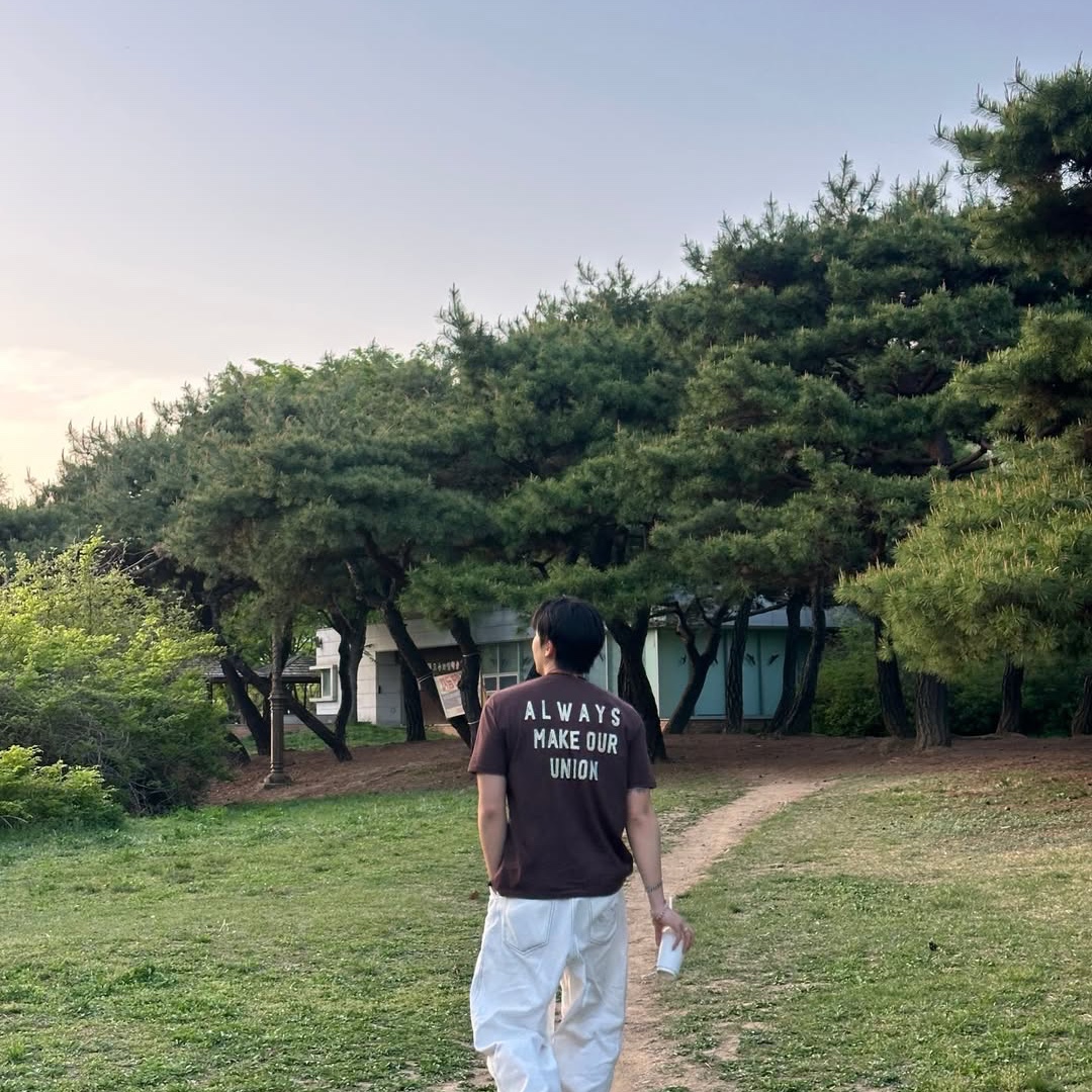 AMOU Holiday Half T-Shirts Brown 착용 스타일 - 4