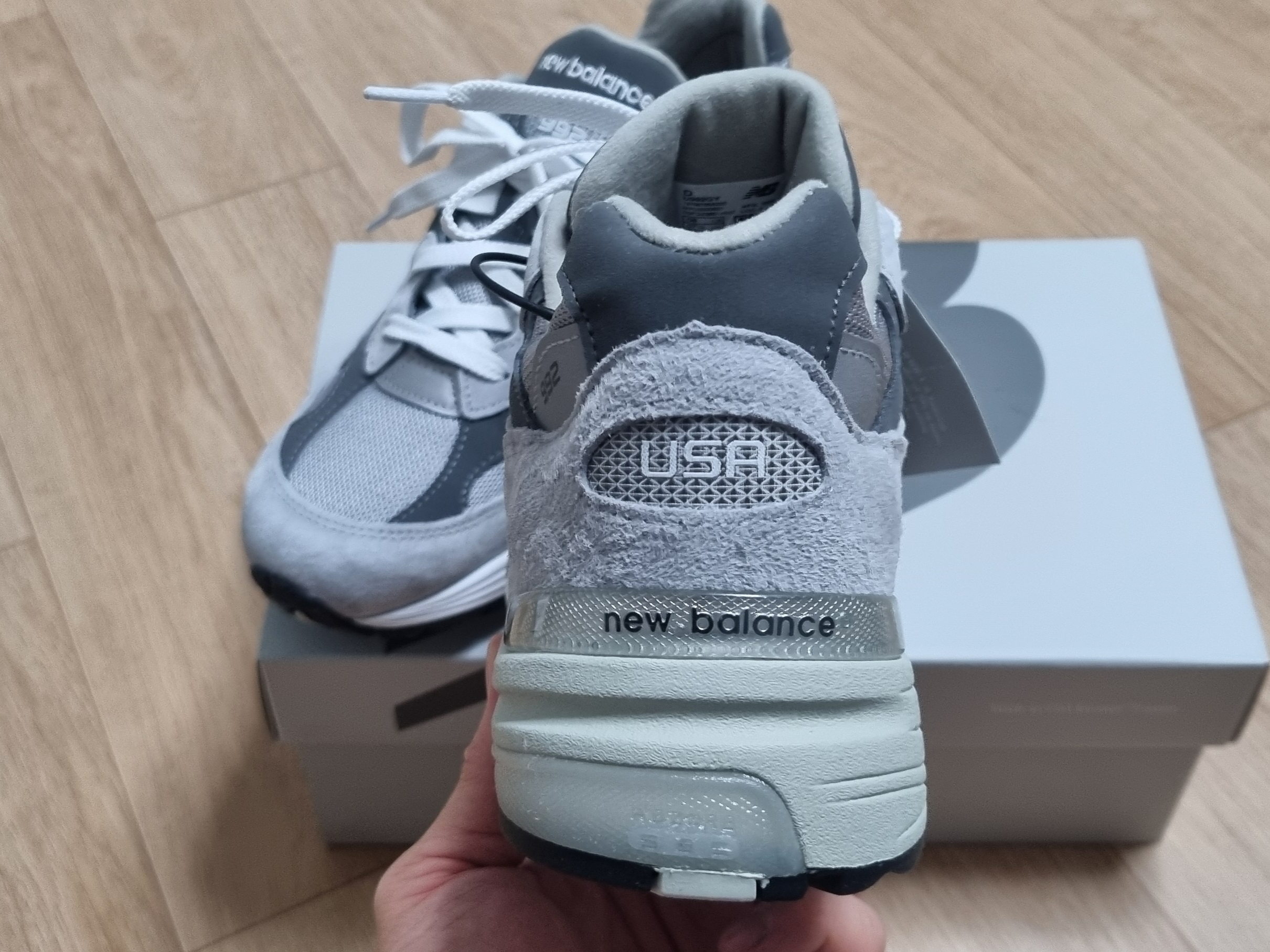 New Balance 992 Made in USA Core Grey Silver Metallic 착용 스타일 - 3