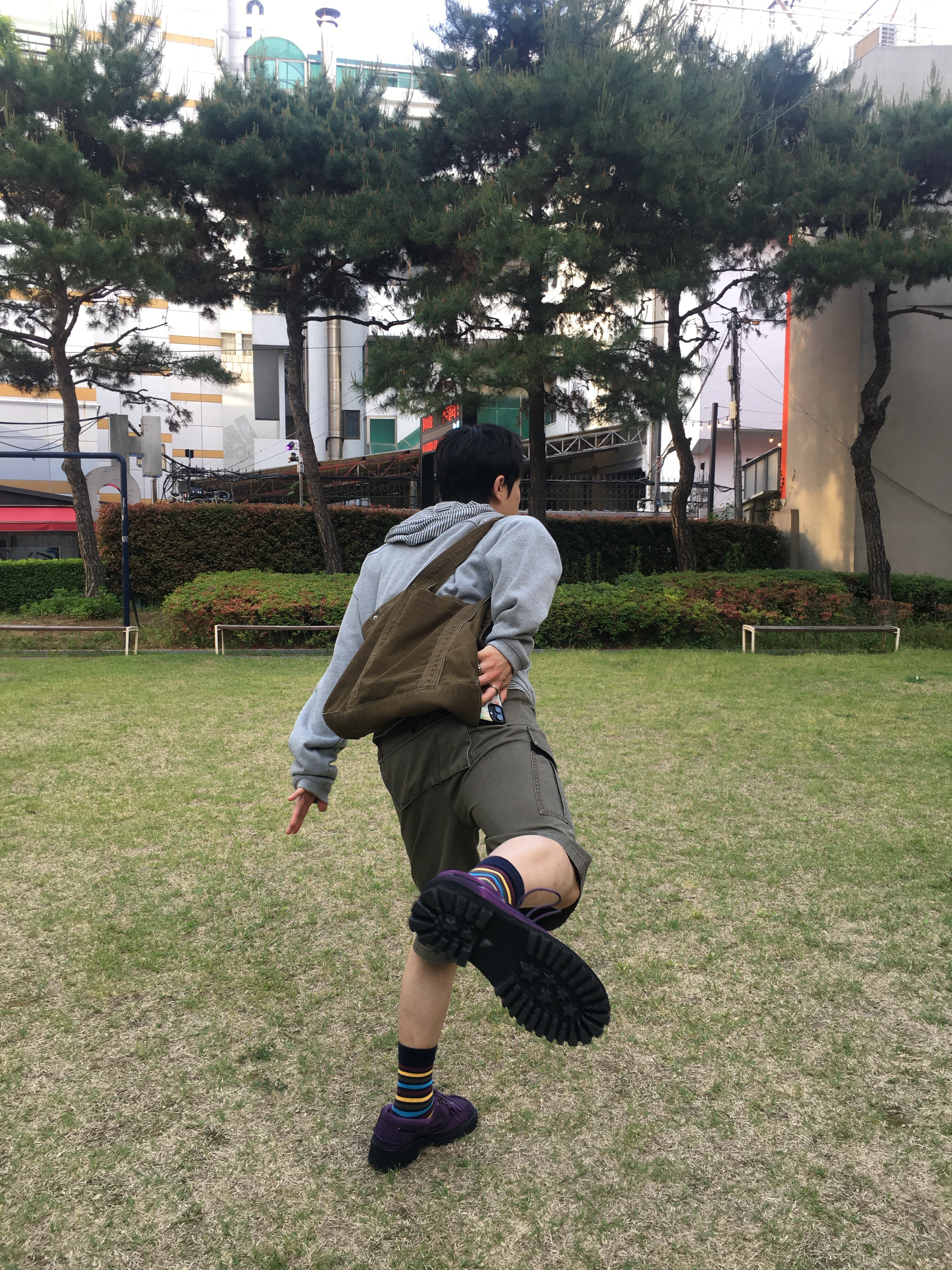 CHOWOO Monkey Pockets Cargo Shorts Washed Khaki 착용 스타일 - 6