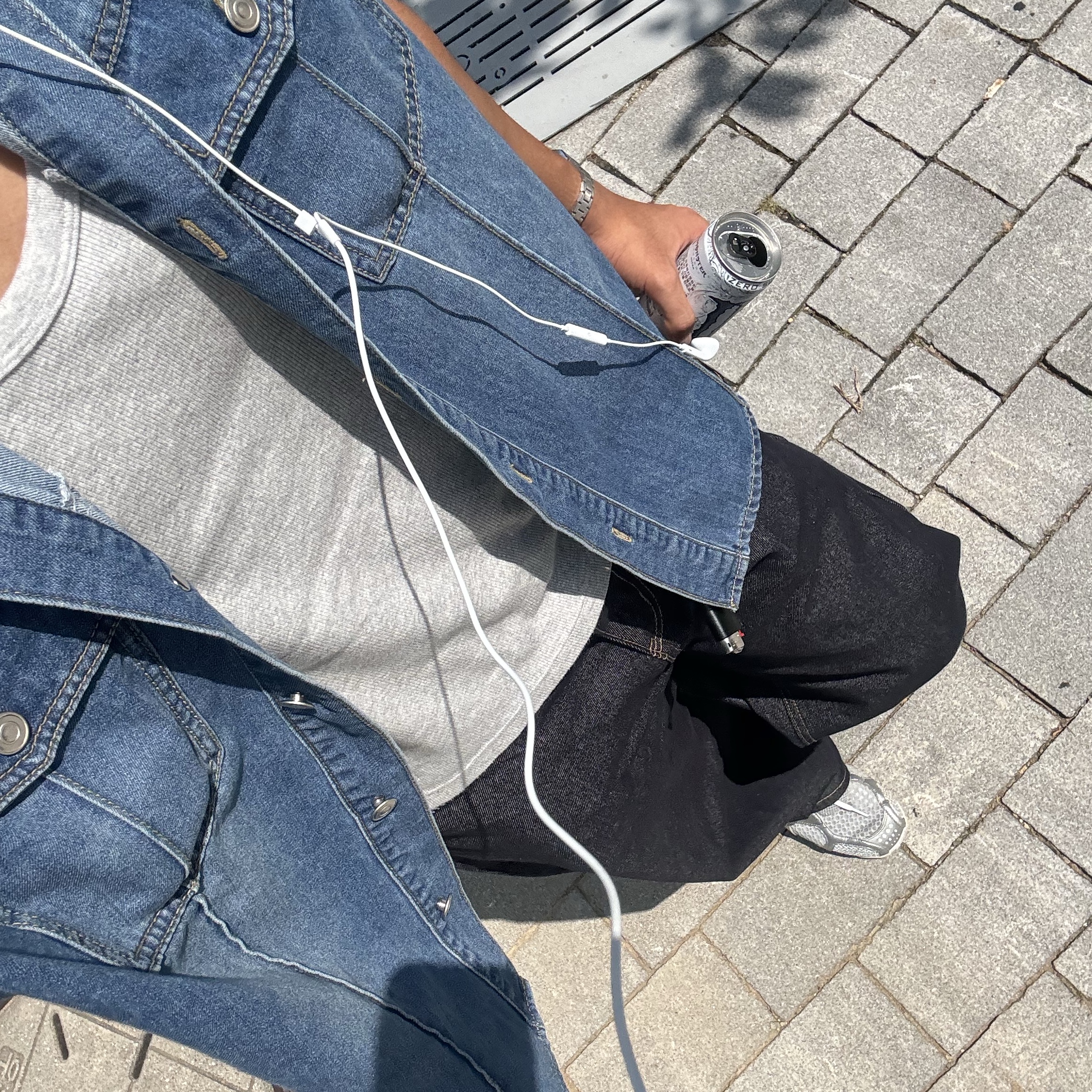 Maison Mihara Yasuhiro Blakey OG Sole Leather Low-top Sneakers White, Andersson Bell Vintage Washed Bootcut Jeans Light Blue 착용 스타일 - 2