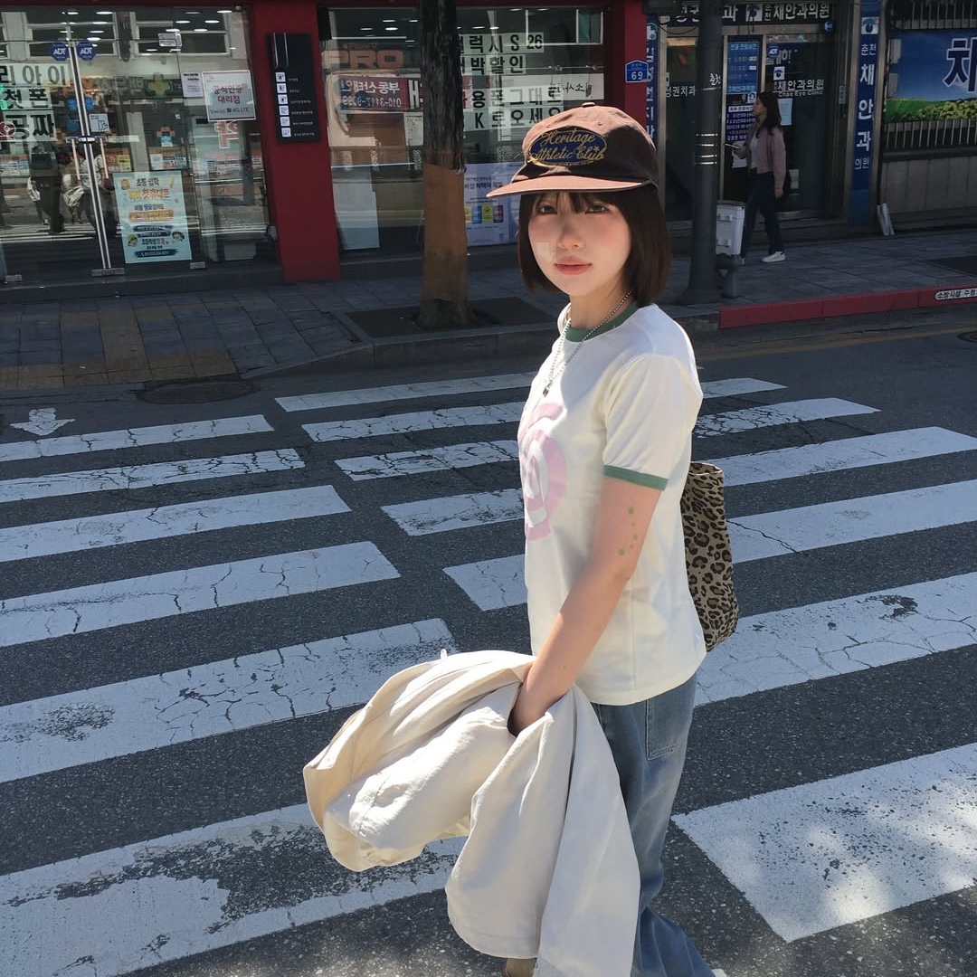 AMOU Molly Ringer T-Shirts Ivory 착용 스타일 - 7