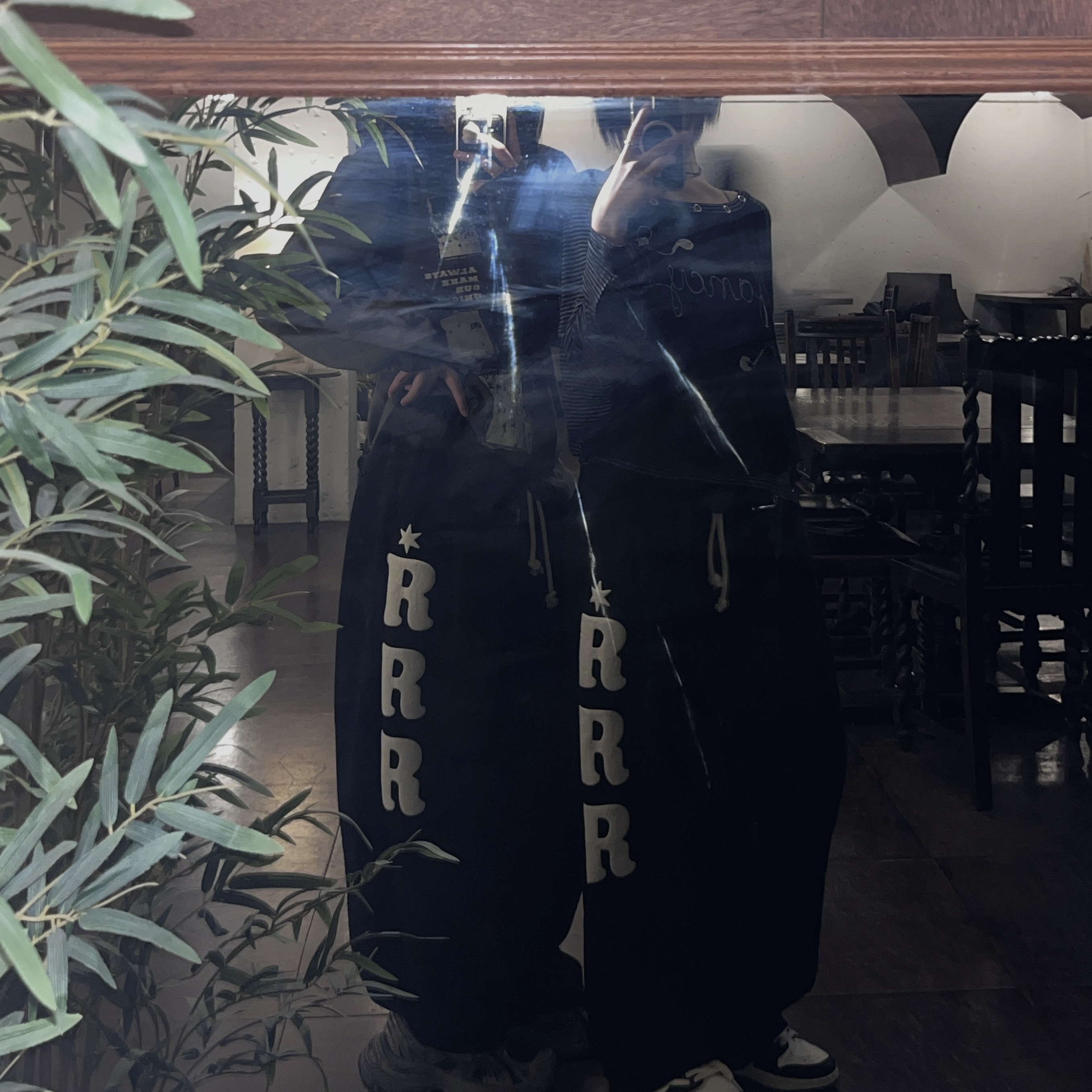 AMOU RRR One Tuck Sweat Pants Black 착용 스타일 - 1
