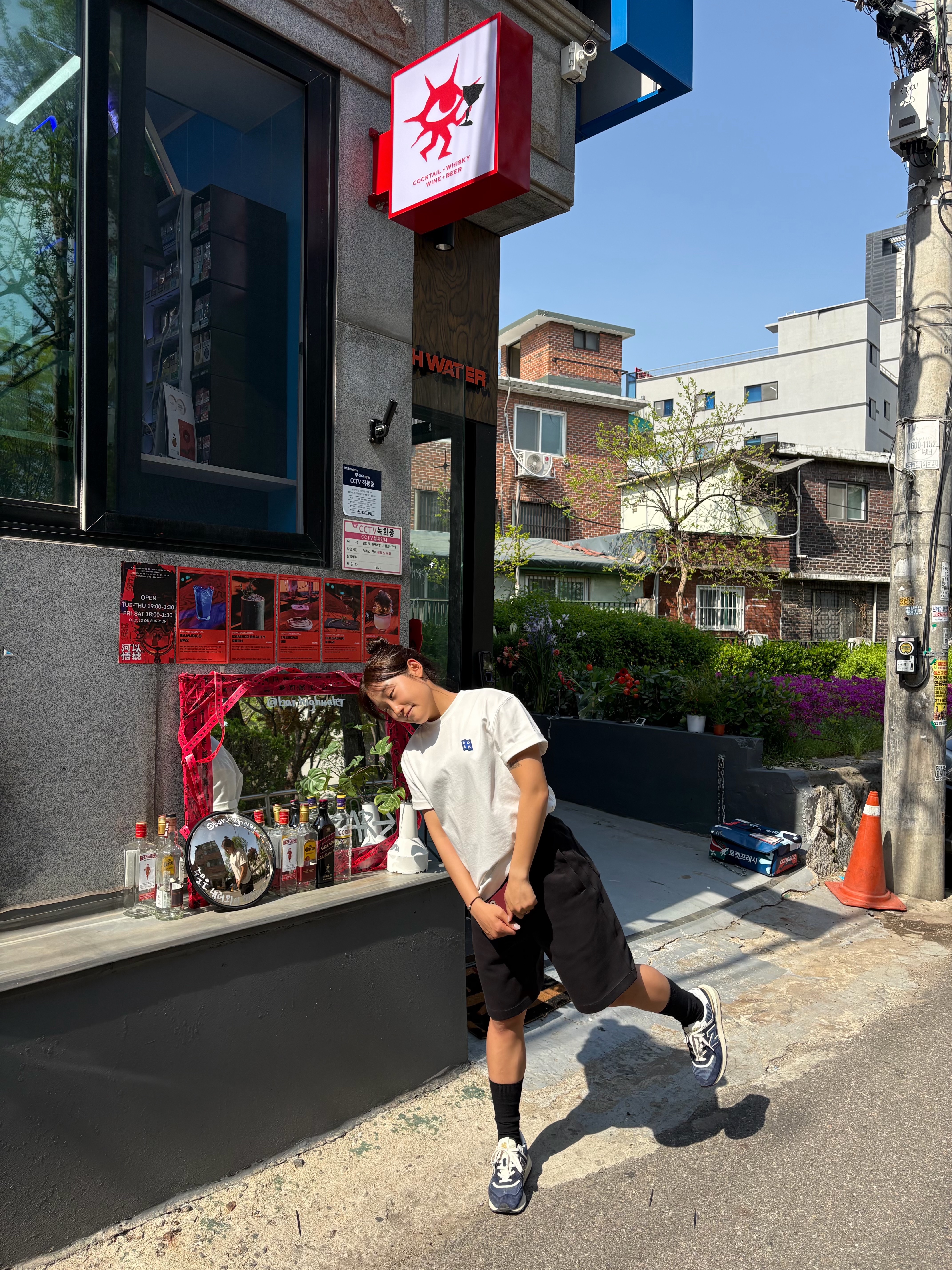 Ader Error Sig; TRS/BL Tag T-Shirt 01 Off White, New Balance 574 Legacy Navy 착용 스타일 - 3