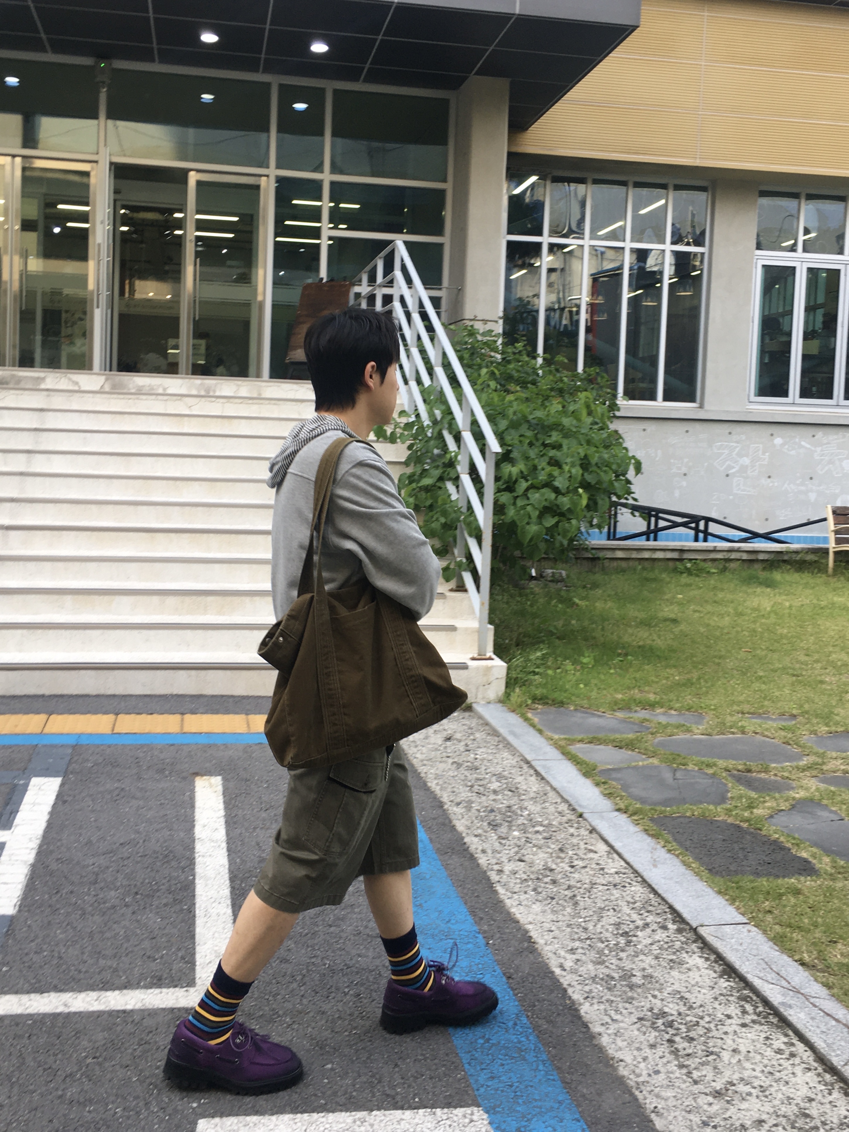 CHOWOO Monkey Pockets Cargo Shorts Washed Khaki 착용 스타일 - 5