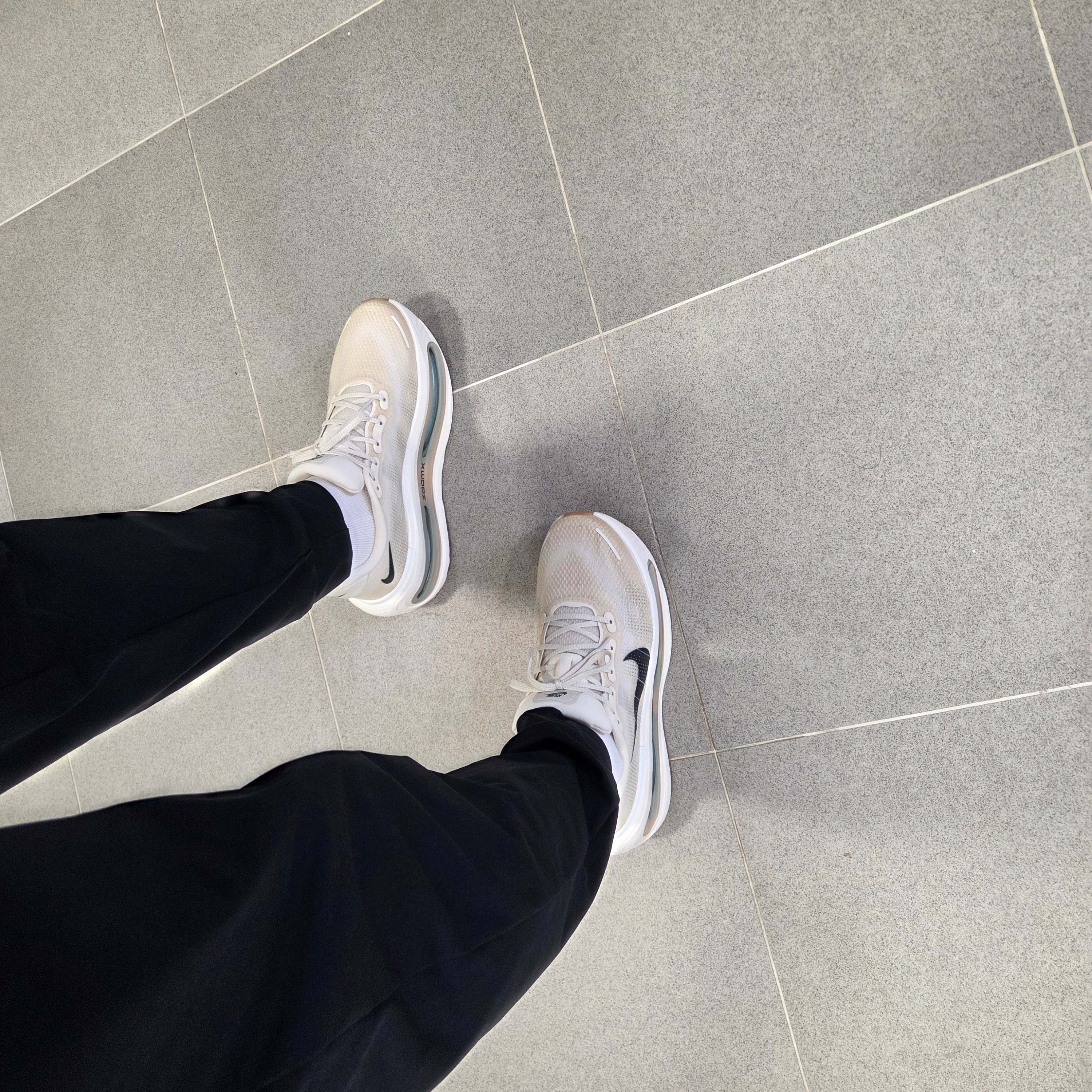 Nike Vomero Premium Pale Ivory Sand Drift 착용 스타일 - 2