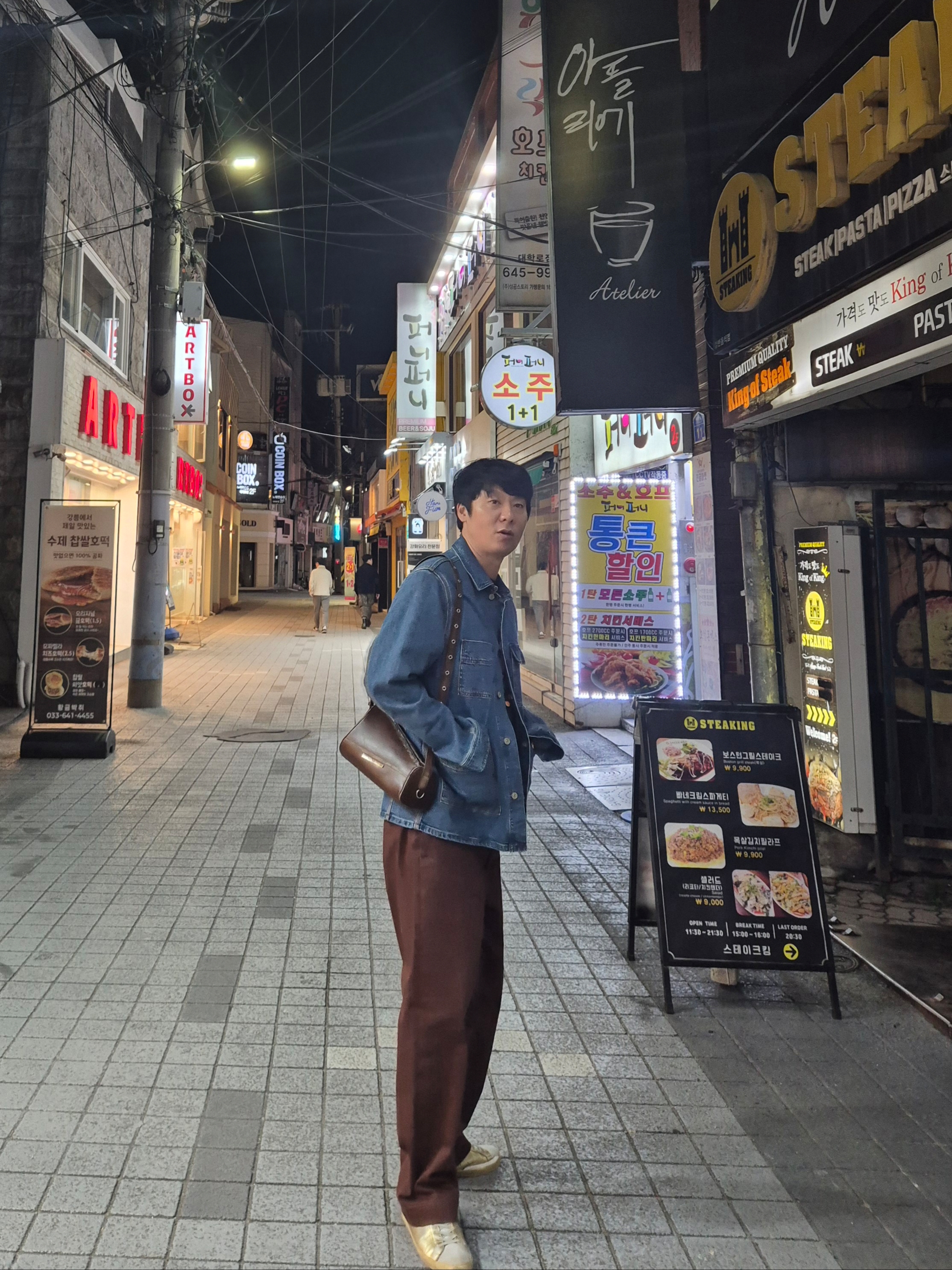 Matin Kim Dirty Washed Diagonal Bag Brown, BAPE 1st Camo Milo Shark FZH T-Shirt Black Green 착용 스타일 - 4