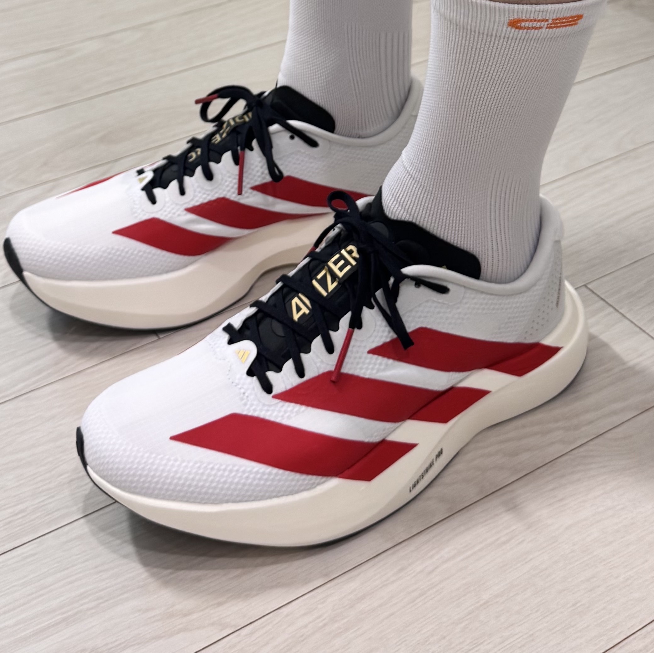 Adidas Adizero EVO SL Woven Cloud White Team Collegiate Red 착용 스타일 - 2